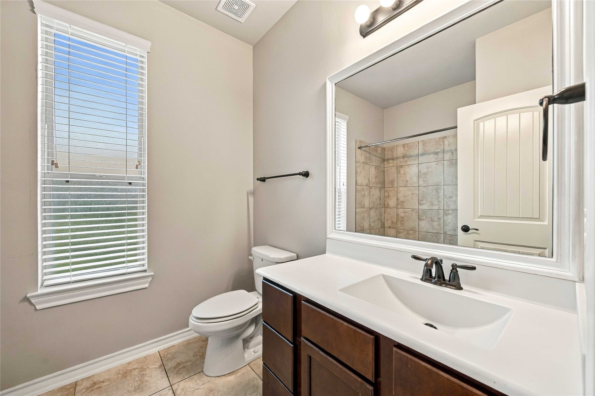 2210 Dama Drive, Rosenberg, TX 77471 3rd bathroom