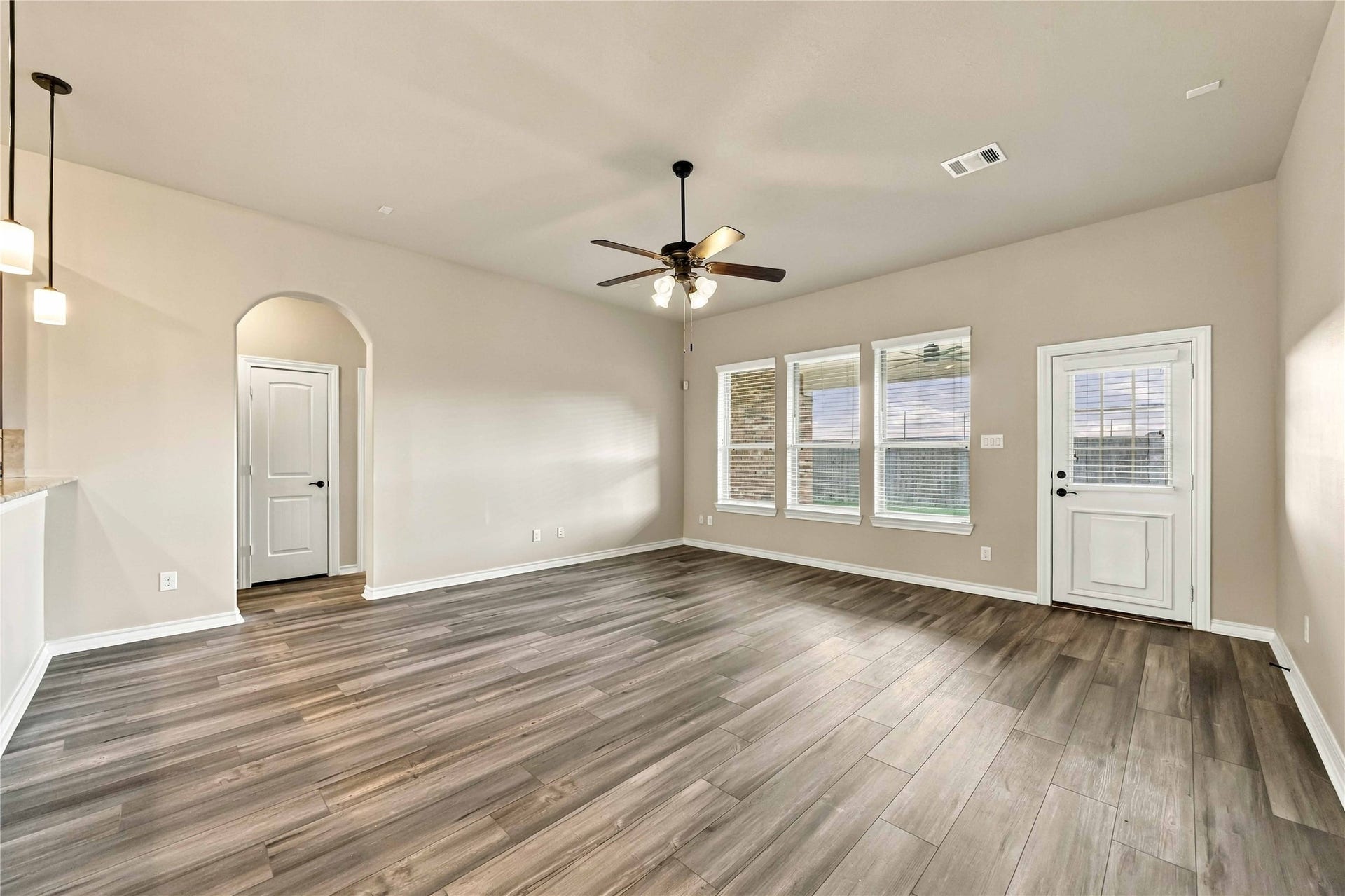2210 Dama Drive, Rosenberg, TX 77471 Living room
