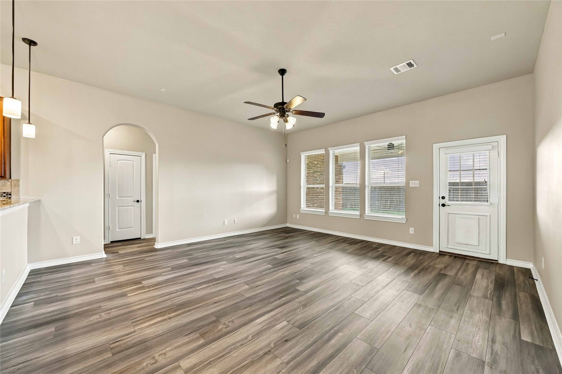 2210 Dama Drive, Rosenberg, TX 77471 Living room