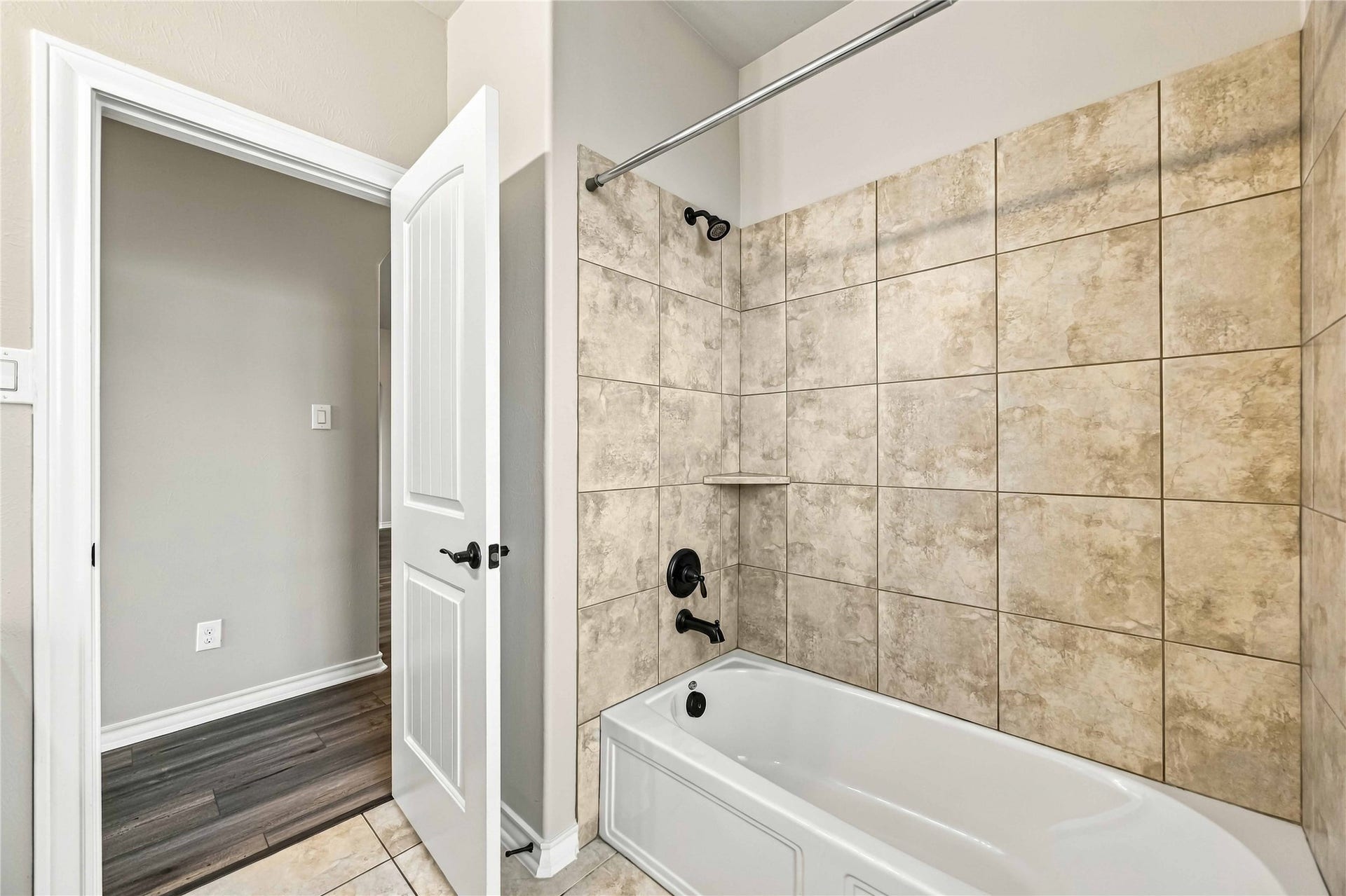 2210 Dama Drive, Rosenberg, TX 77471 3rd bathroom
