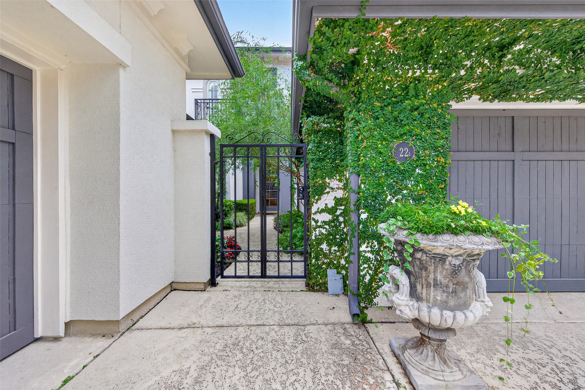 22 Frontenac Way, The Woodlands, TX 77382 Gated Courtyard Entry