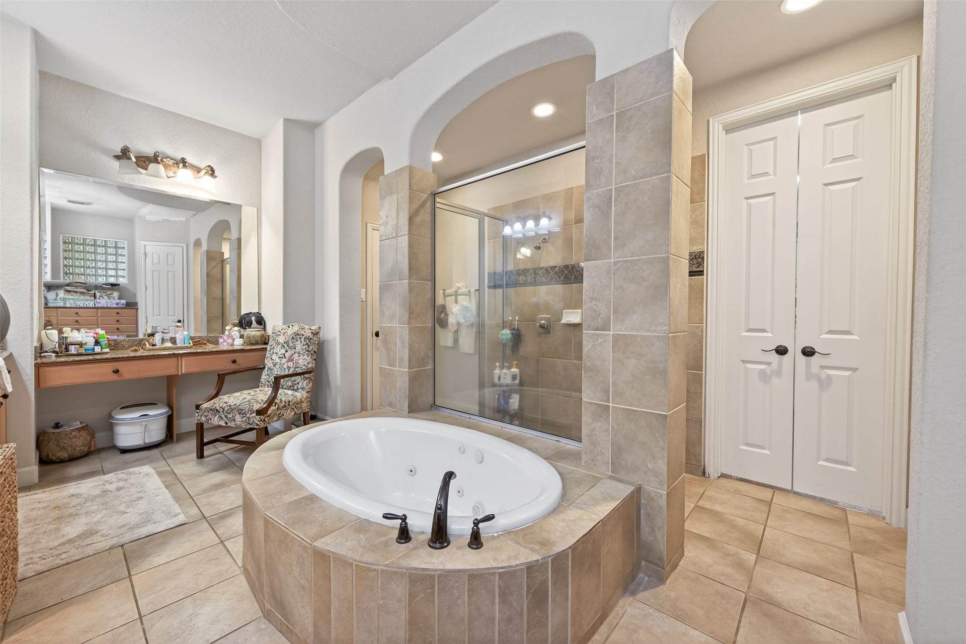 22 Frontenac Way, The Woodlands, TX 77382 22 Frontenac Way, The Woodlands, TX 77382