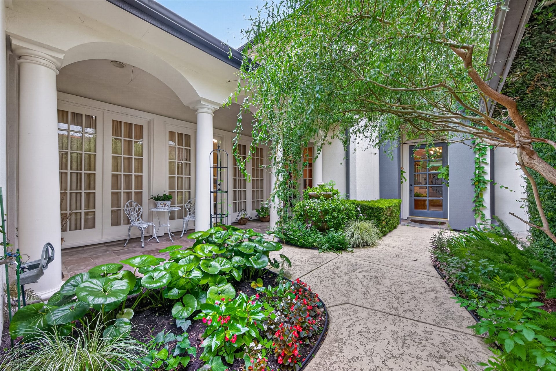 22 Frontenac Way, The Woodlands, TX 77382 22 Frontenac Way, The Woodlands, TX 77382