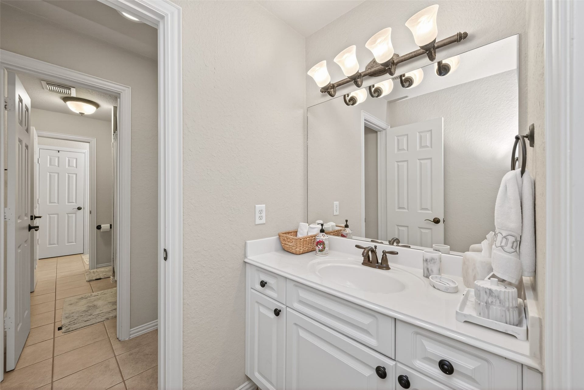 22 Frontenac Way, The Woodlands, TX 77382 22 Frontenac Way, The Woodlands, TX 77382