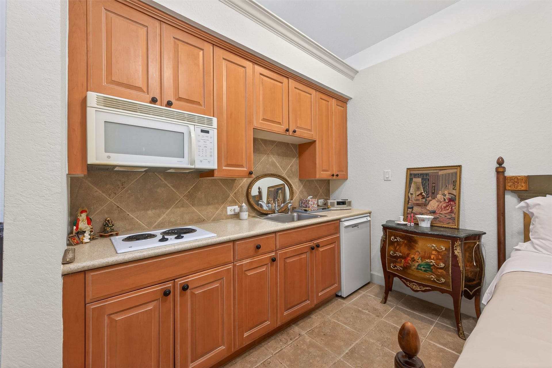 22 Frontenac Way, The Woodlands, TX 77382 Guest Quarters off Courtyard