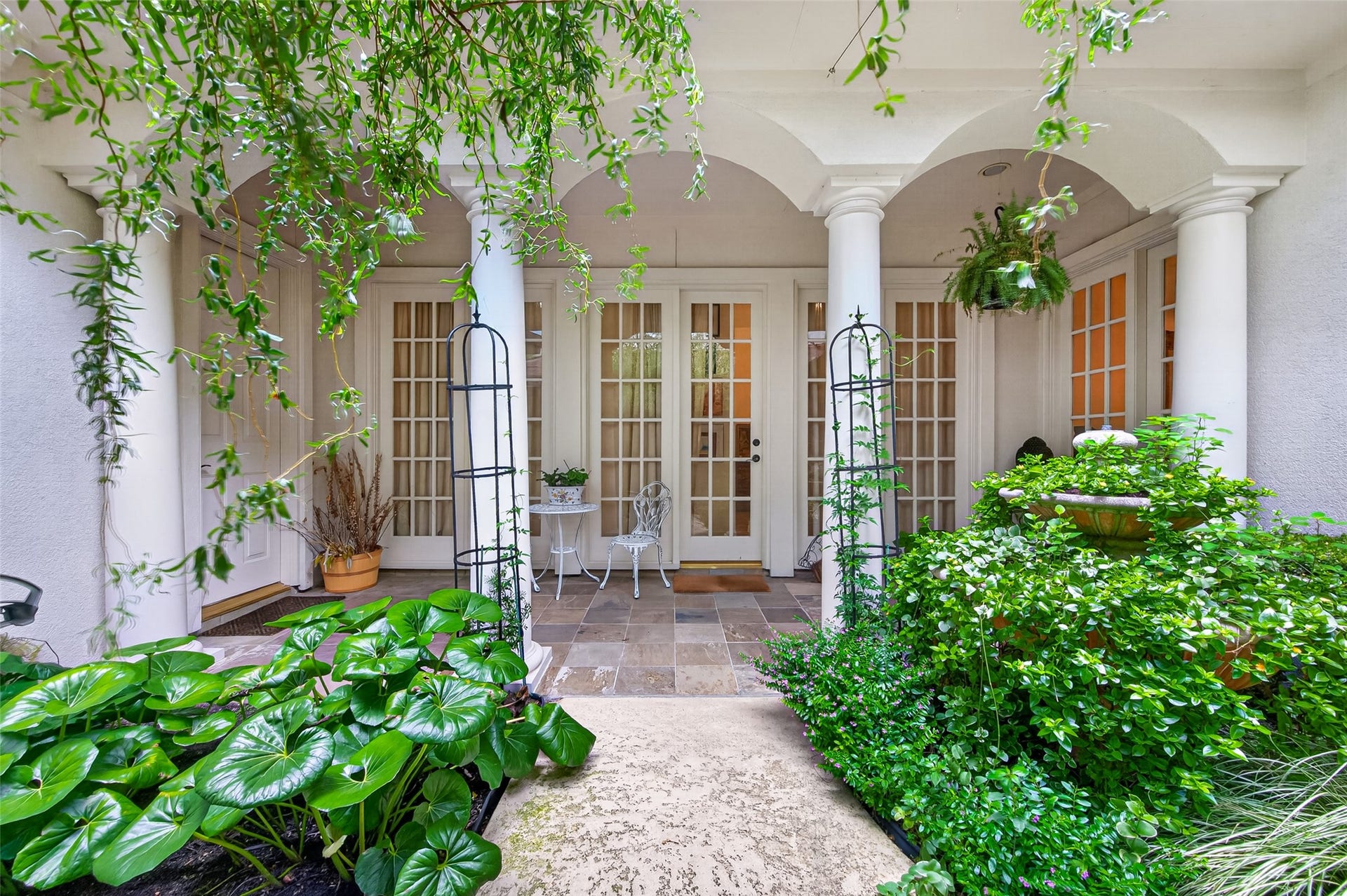 22 Frontenac Way, The Woodlands, TX 77382 Guest Casita Entrance