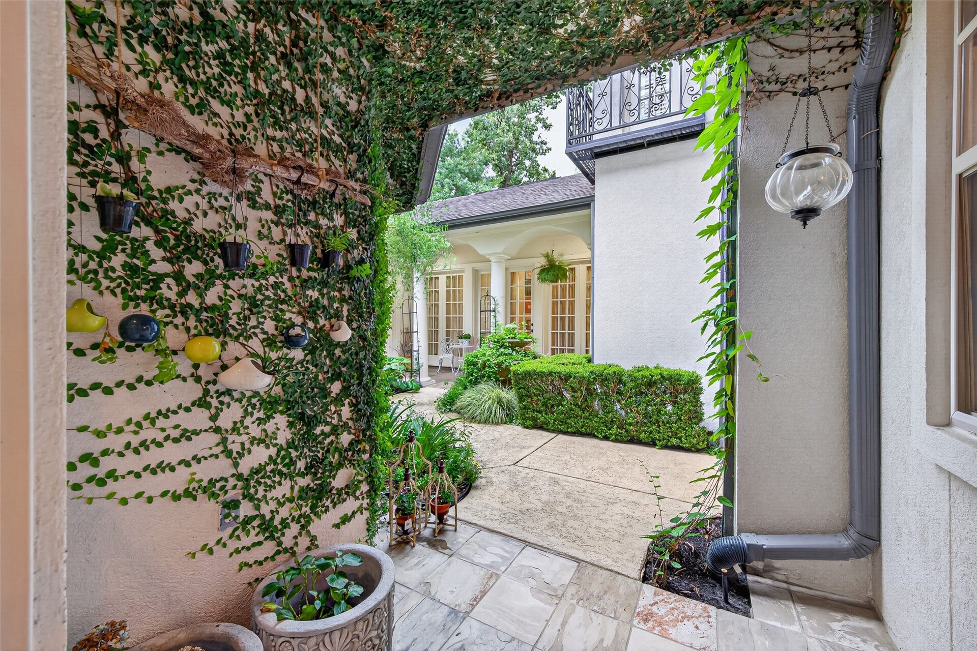 22 Frontenac Way, The Woodlands, TX 77382 Walks out from Breakfast, Home Office & Utility