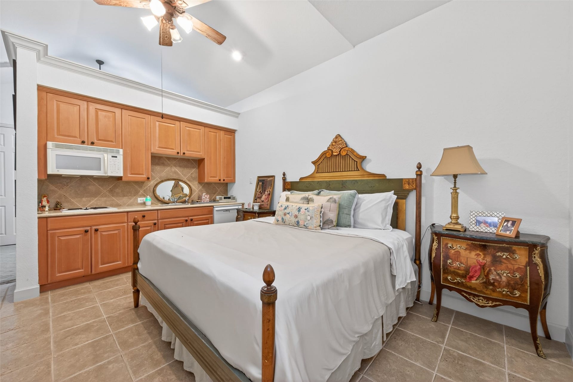 22 Frontenac Way, The Woodlands, TX 77382 Guest Casita