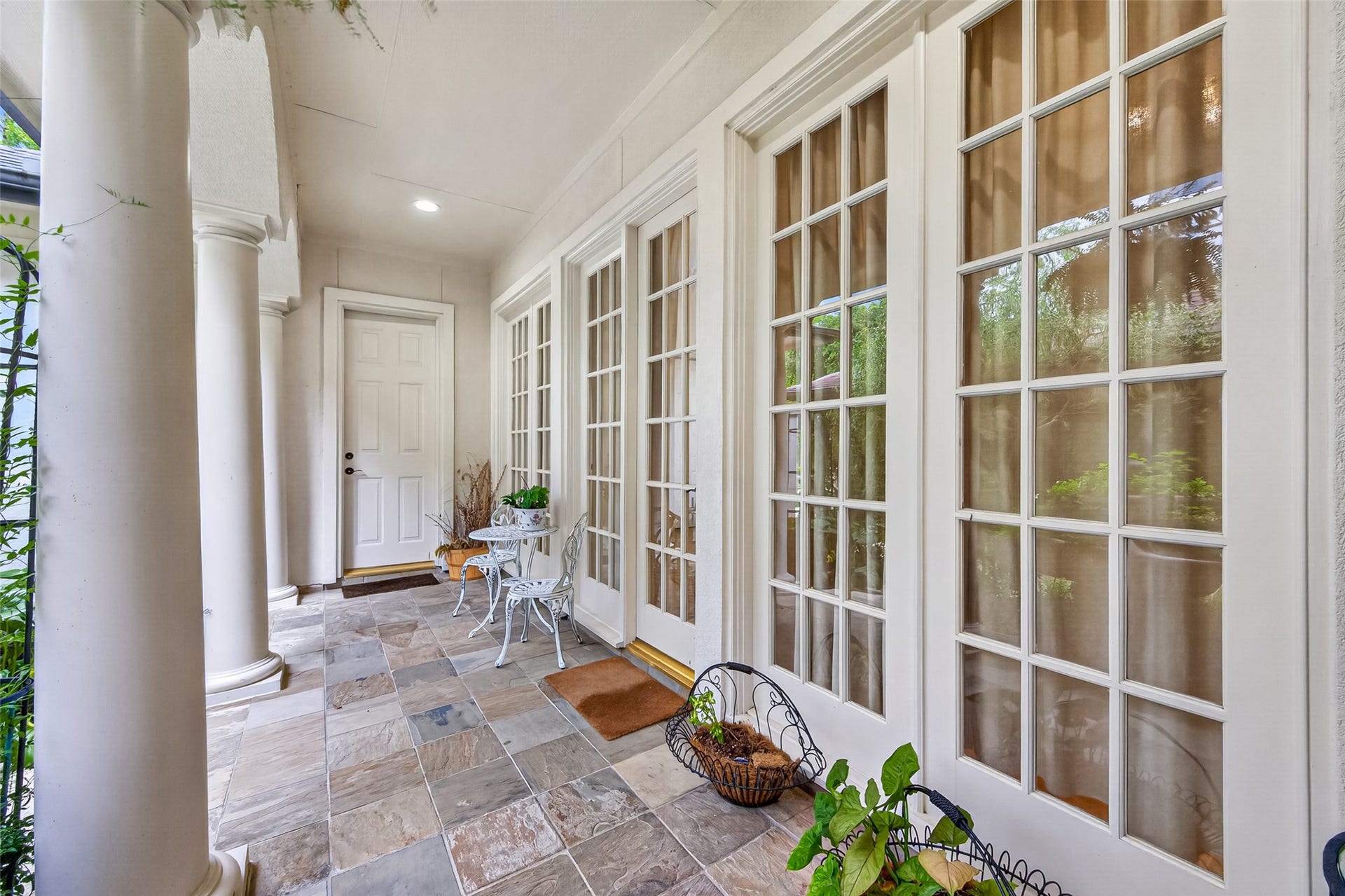 22 Frontenac Way, The Woodlands, TX 77382 Guest Veranda