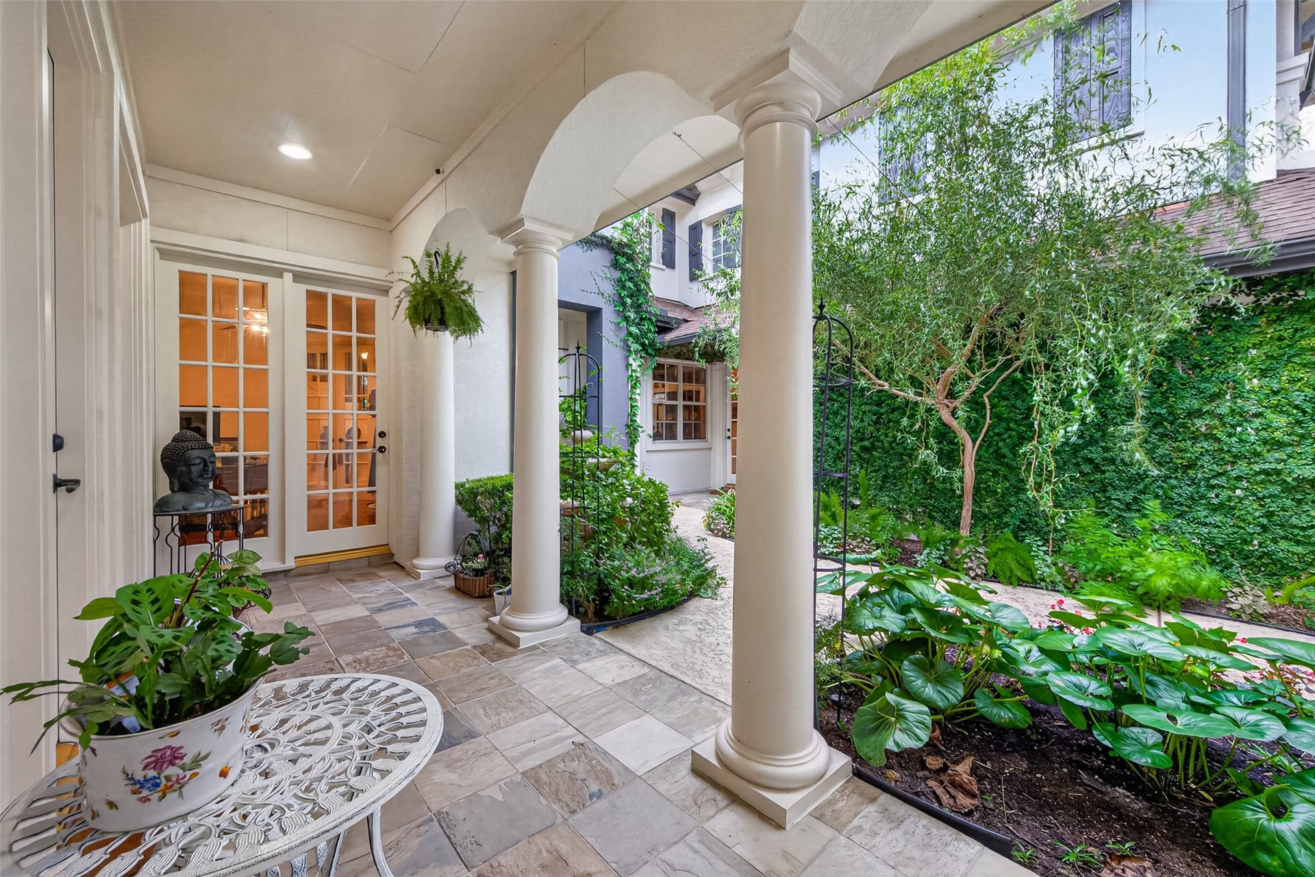22 Frontenac Way, The Woodlands, TX 77382 22 Frontenac Way, The Woodlands, TX 77382