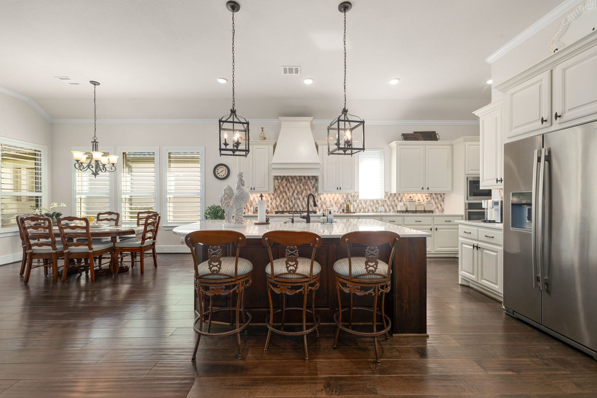 139 Dawning Rays Court, Conroe, TX 77304 Bright, beautiful, and spacious! This gorgeous kitchen features an oversized quartz island with seating for three, elegant pendant lighting, designer backsplash, and a sun-filled dining area perfect for gathering with family and friends!