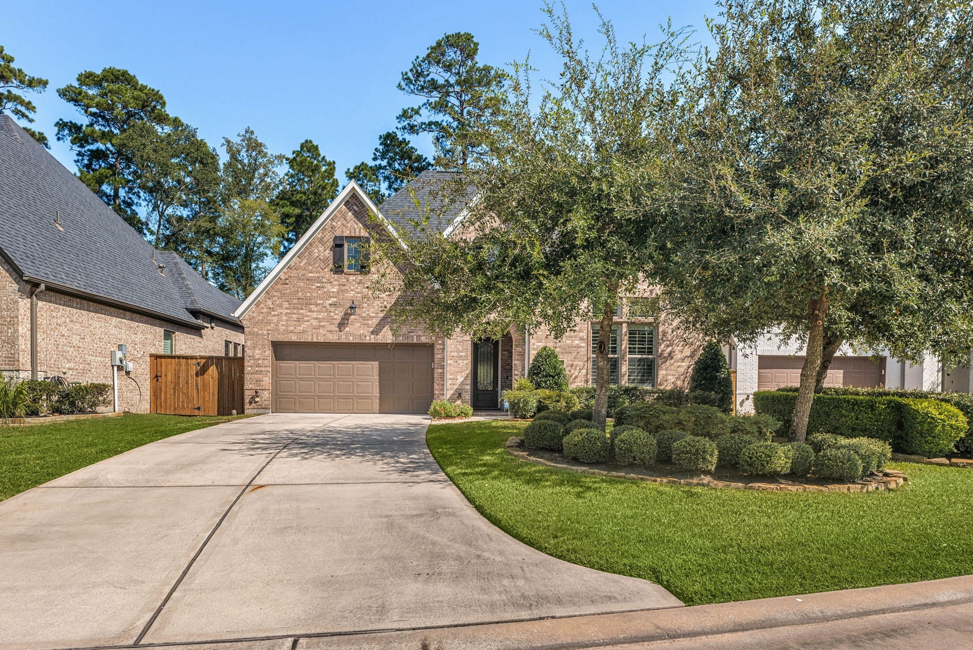 139 Dawning Rays Court, Conroe, TX 77304 Beautiful curb appeal from every angle! Mature shade trees, manicured landscaping, a lush green lawn, and a spacious driveway welcome you home!
