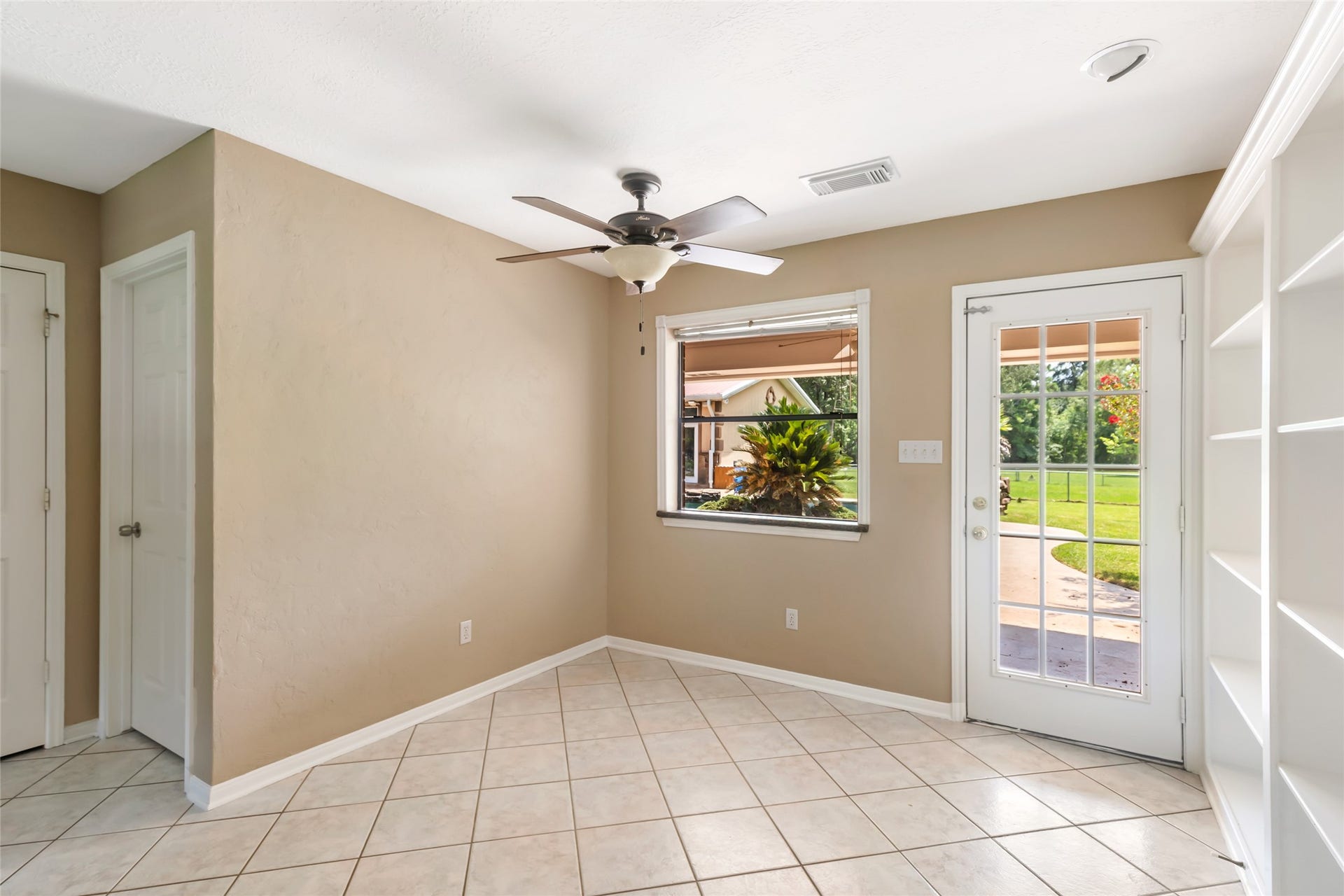 26342 Hill And Dale Avenue, Splendora, TX 77372 Breakfast nook.