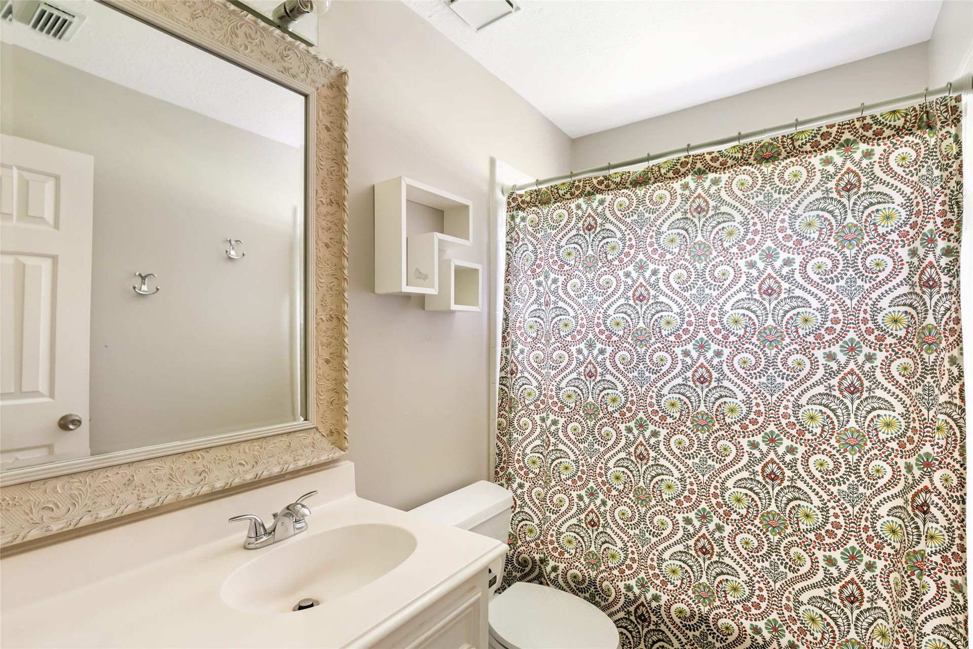 26342 Hill And Dale Avenue, Splendora, TX 77372 Hall bathroom for secondary bedrooms