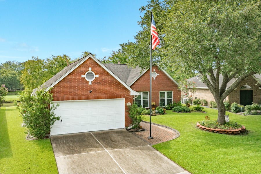 Property photo for 803 W Peach Hollow Circle, Pearland, TX