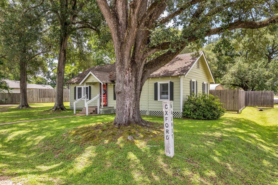 Property photo for 109 Oxford Street, Tomball, TX