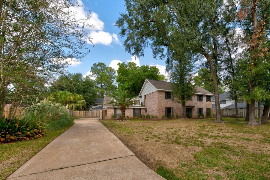 Property photo for 7506 Theisswood Road, Spring, TX
