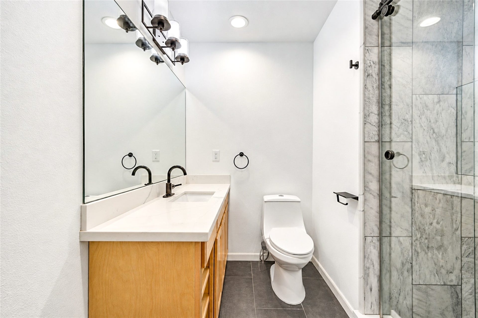 703 Oriole Lane, Pasadena, TX 77502 Secondary Bathroom