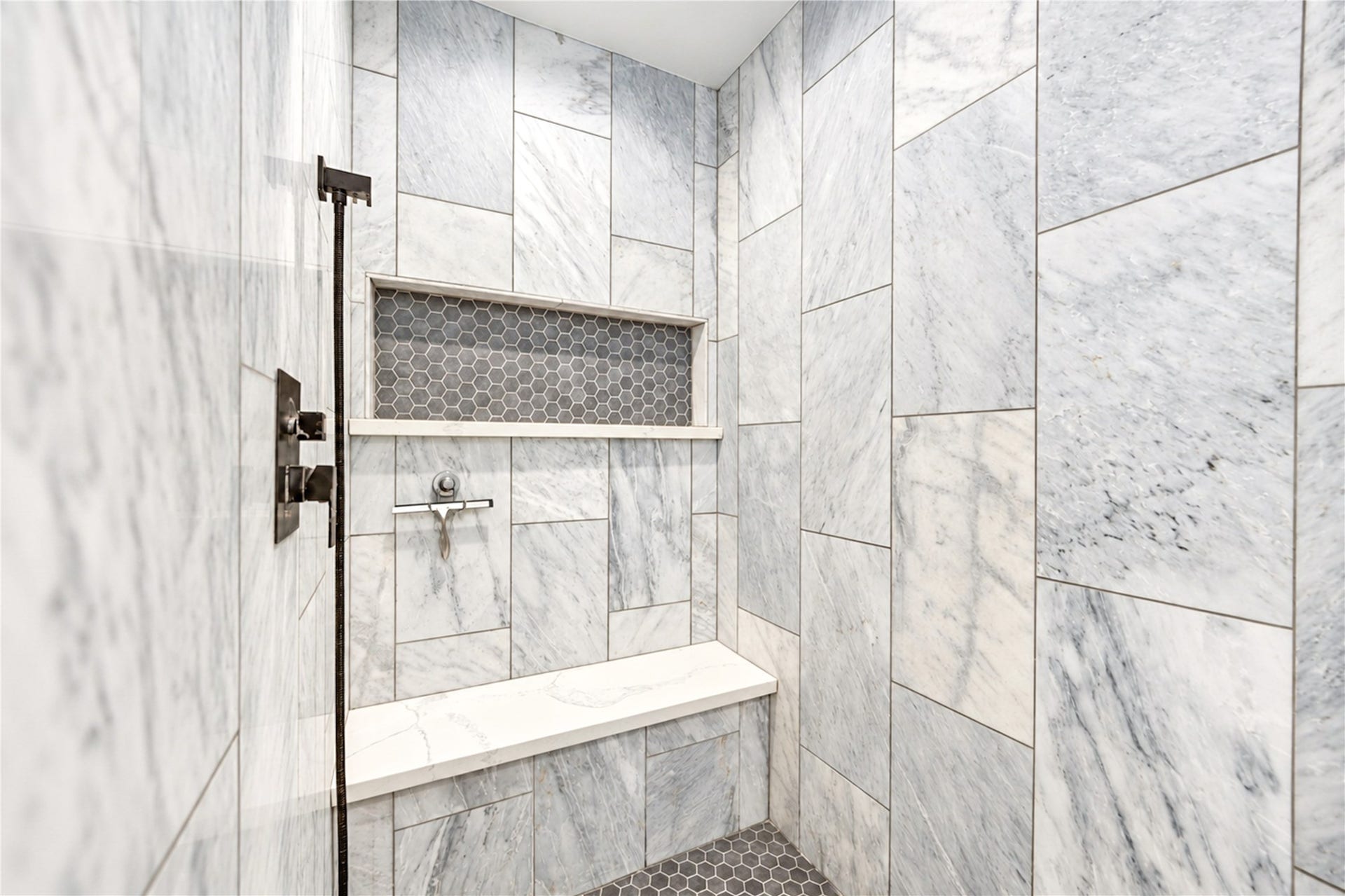 703 Oriole Lane, Pasadena, TX 77502 Secondary Bathroom