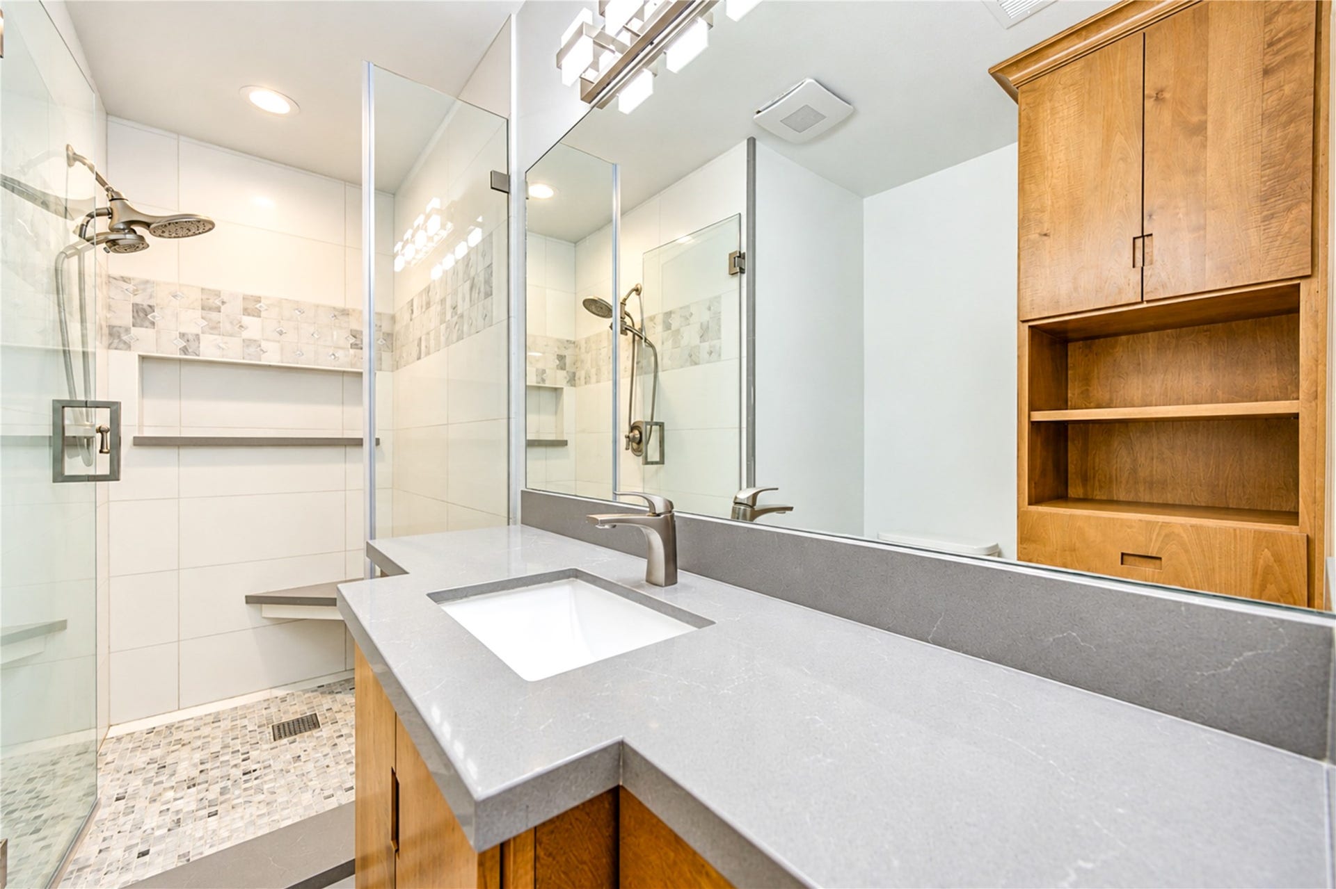 703 Oriole Lane, Pasadena, TX 77502 Primary Bathroom
