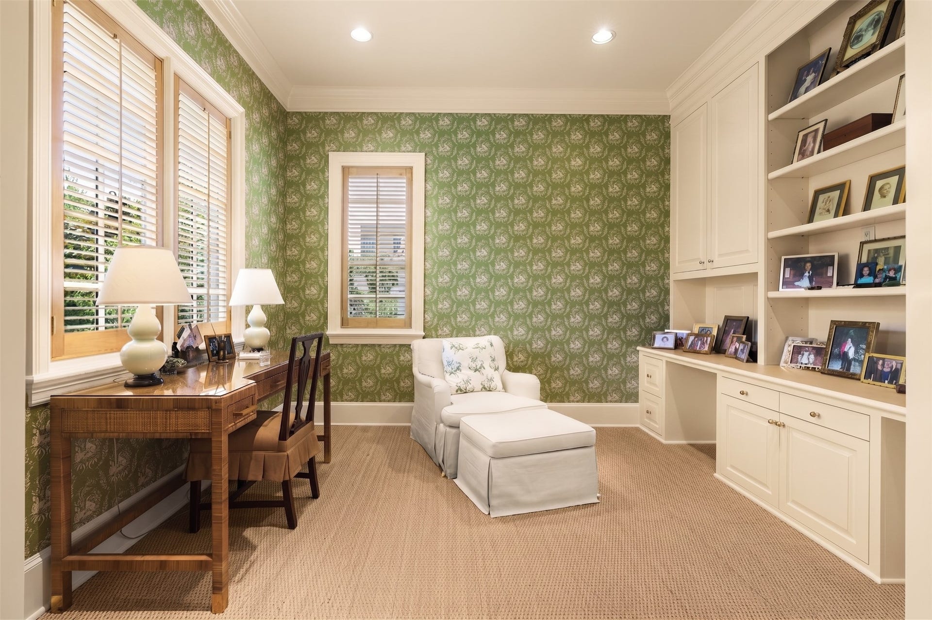 2820 Ferndale Street, Houston, TX 77098 Executive Primary Study: Situated off the primary bedroom, the private study features a built-in desk area. It easily functions as a private office within the primary retreat.