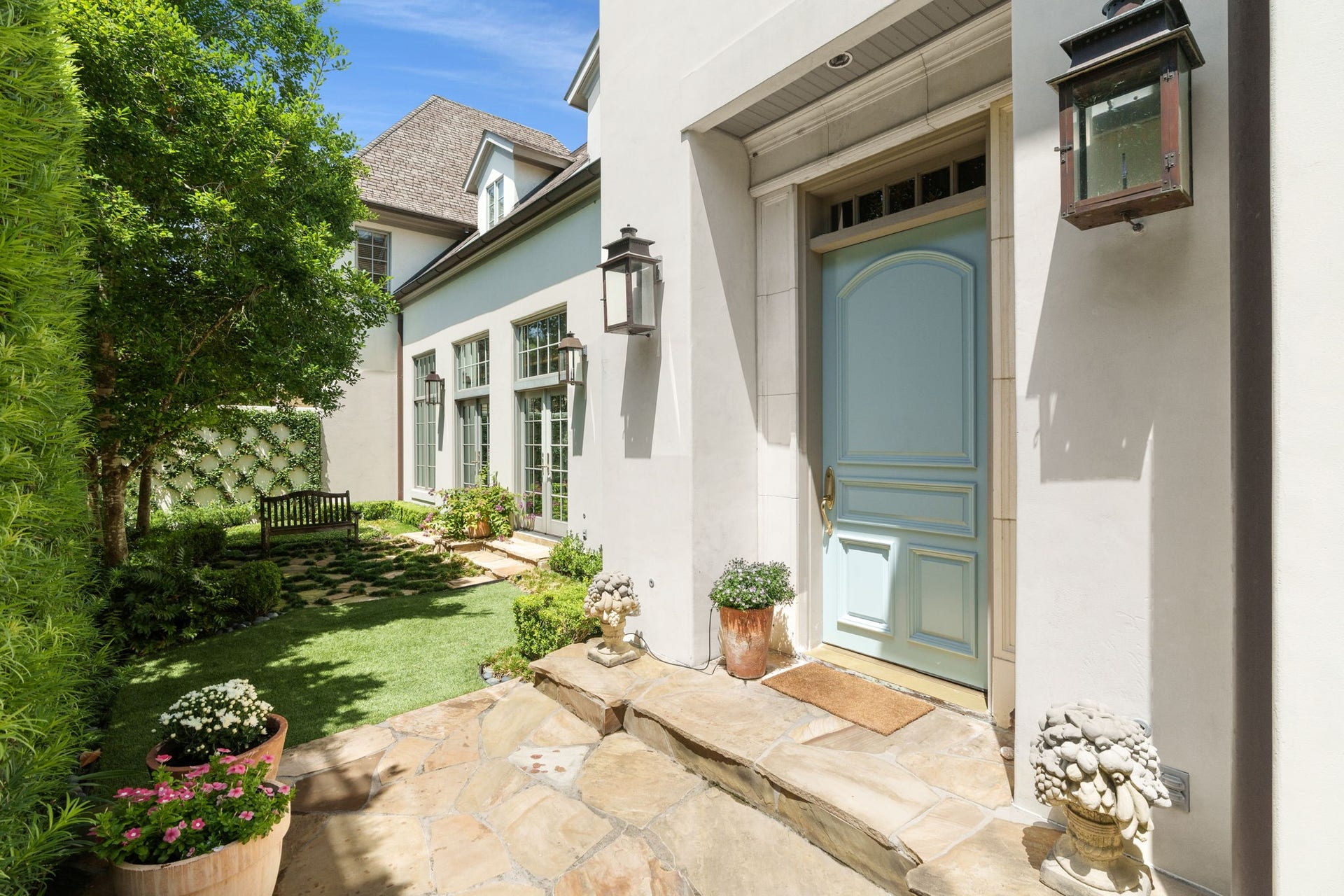 2820 Ferndale Street, Houston, TX 77098 Front Courtyard & Entry: Framed by manicured landscaping the stone walkway leads guests through a lush entry courtyard with the elegance of a classic European garden.