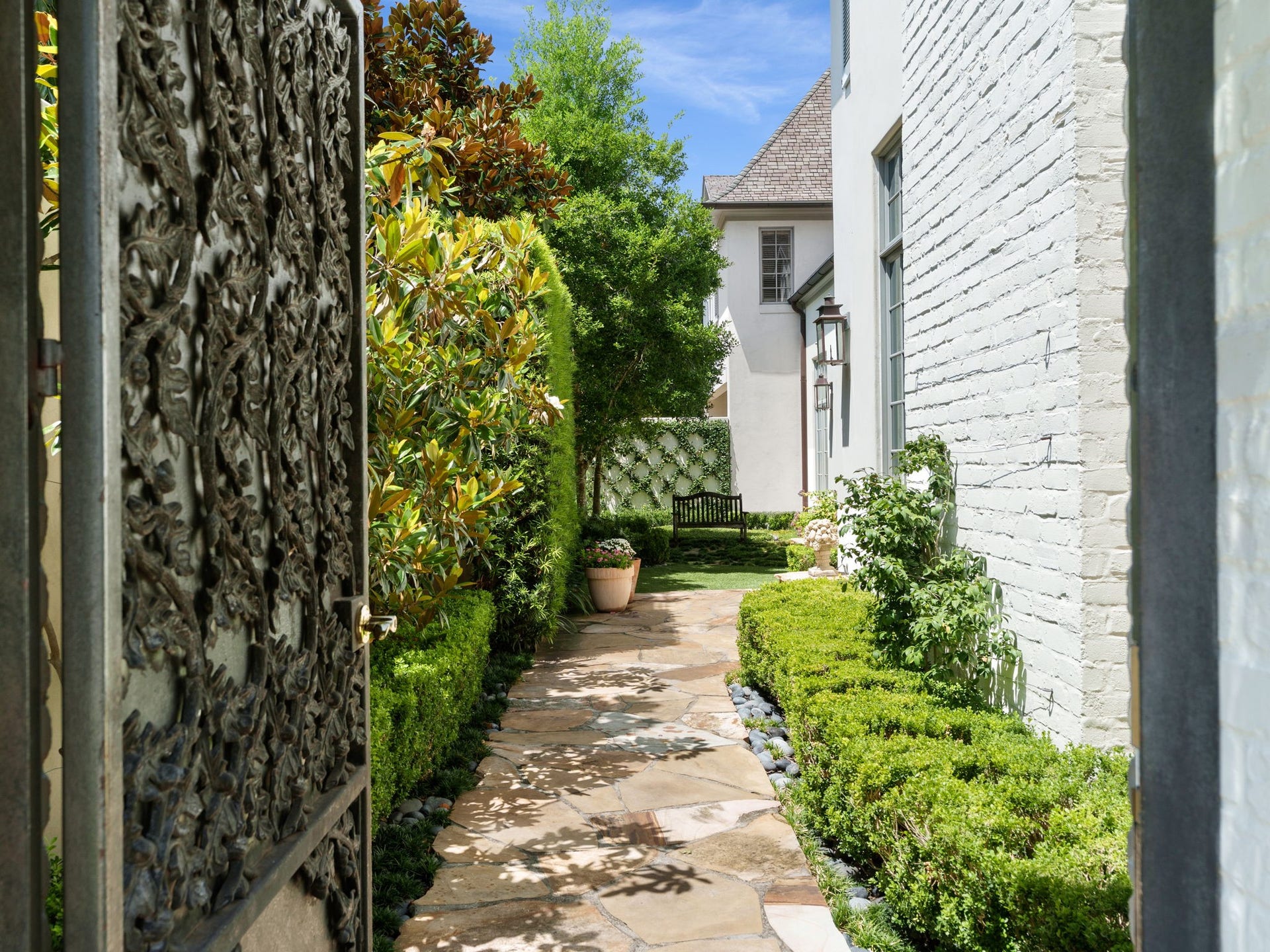 2820 Ferndale Street, Houston, TX 77098 Private Front Entry: One of two private grounds fully enclosed. The quiet garden space offers total seclusion from surrounding properties.