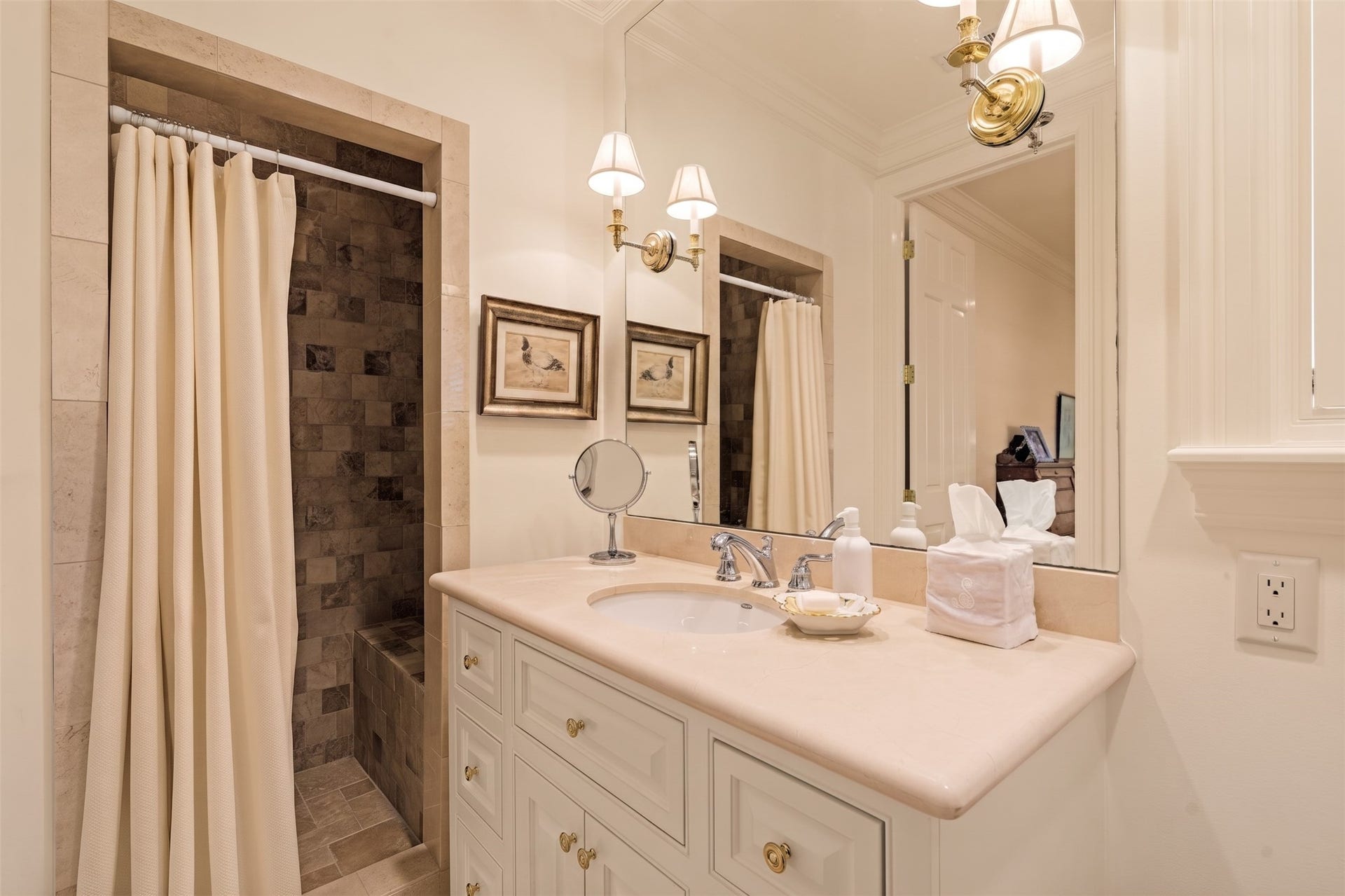 2820 Ferndale Street, Houston, TX 77098 Guest Suite #2: En-Suite Bath The second guest bath offers a full bathtub with an overhead shower. Classic tilework and fixtures provide convenient bathing options for visitors.