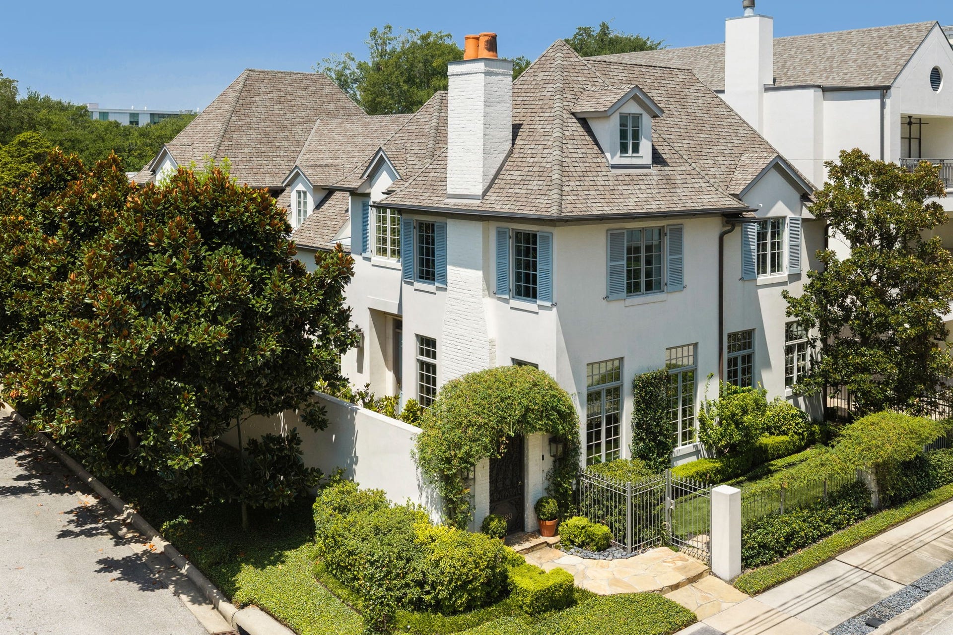 2820 Ferndale Street, Houston, TX 77098 Architectural Facade & Perimeter Enclosure: Crafted by master builder Kurt Aichler, this 4,341-square-foot residence features impact-resistant hurricane-rated windows, smooth integrated stucco, and a home backup generator.