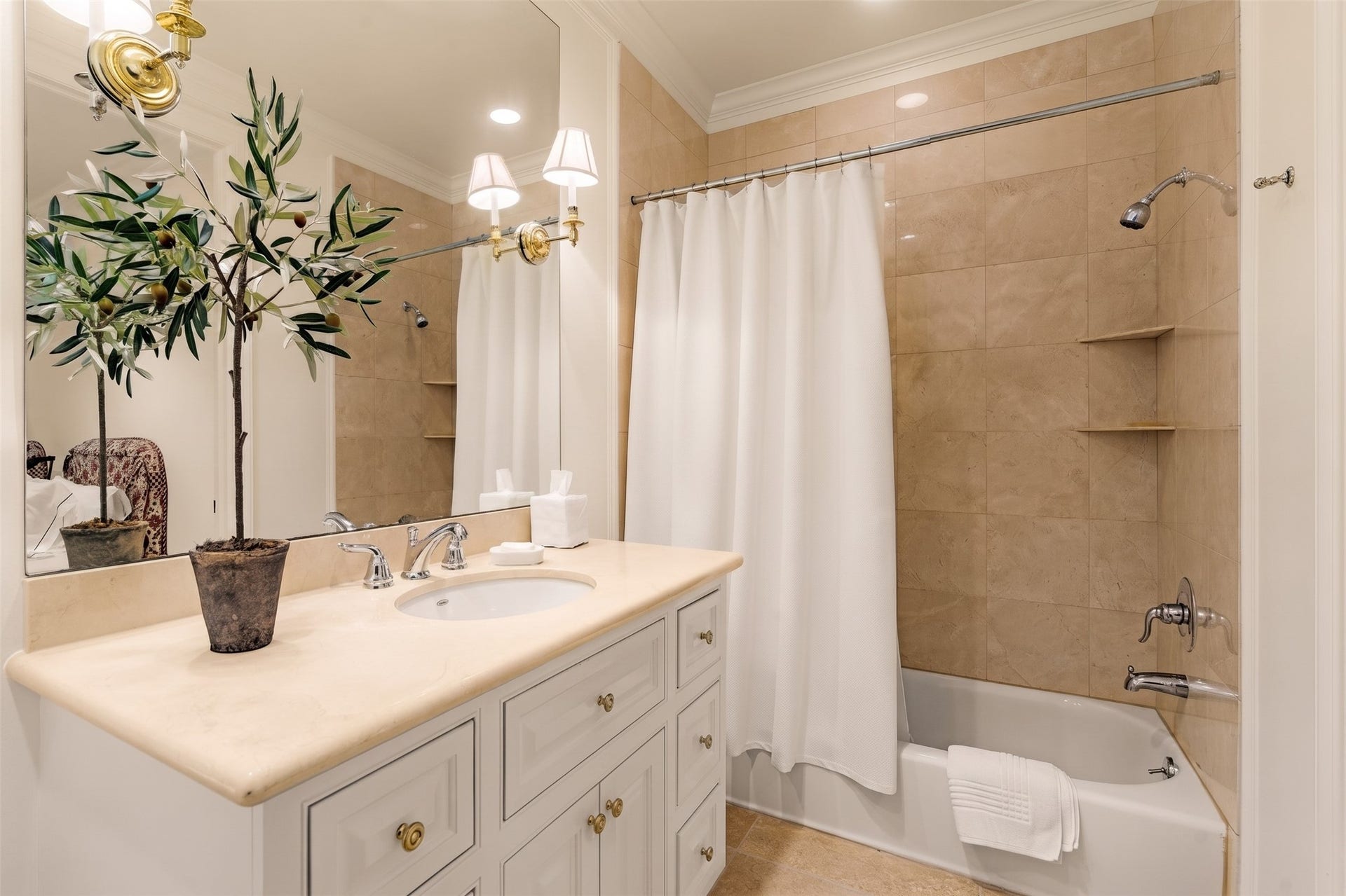 2820 Ferndale Street, Houston, TX 77098 Guest Suite #1: En-Suite Bath Guest Bath #1 includes a glass-enclosed shower, custom vanity, and stone surfaces. Provides guests with their own dedicated bath.