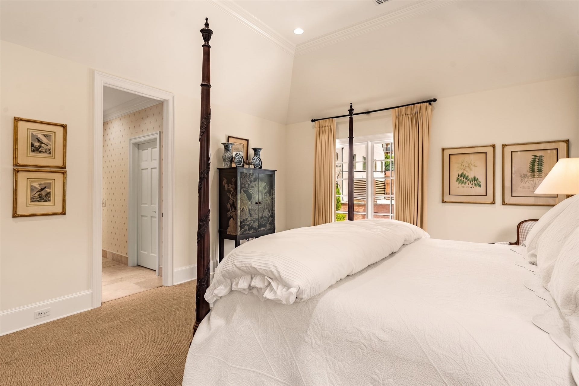 2820 Ferndale Street, Houston, TX 77098 Primary Suite: Warm natural light fills the space while vaulted ceilings frame the graceful transition into the primary bath.