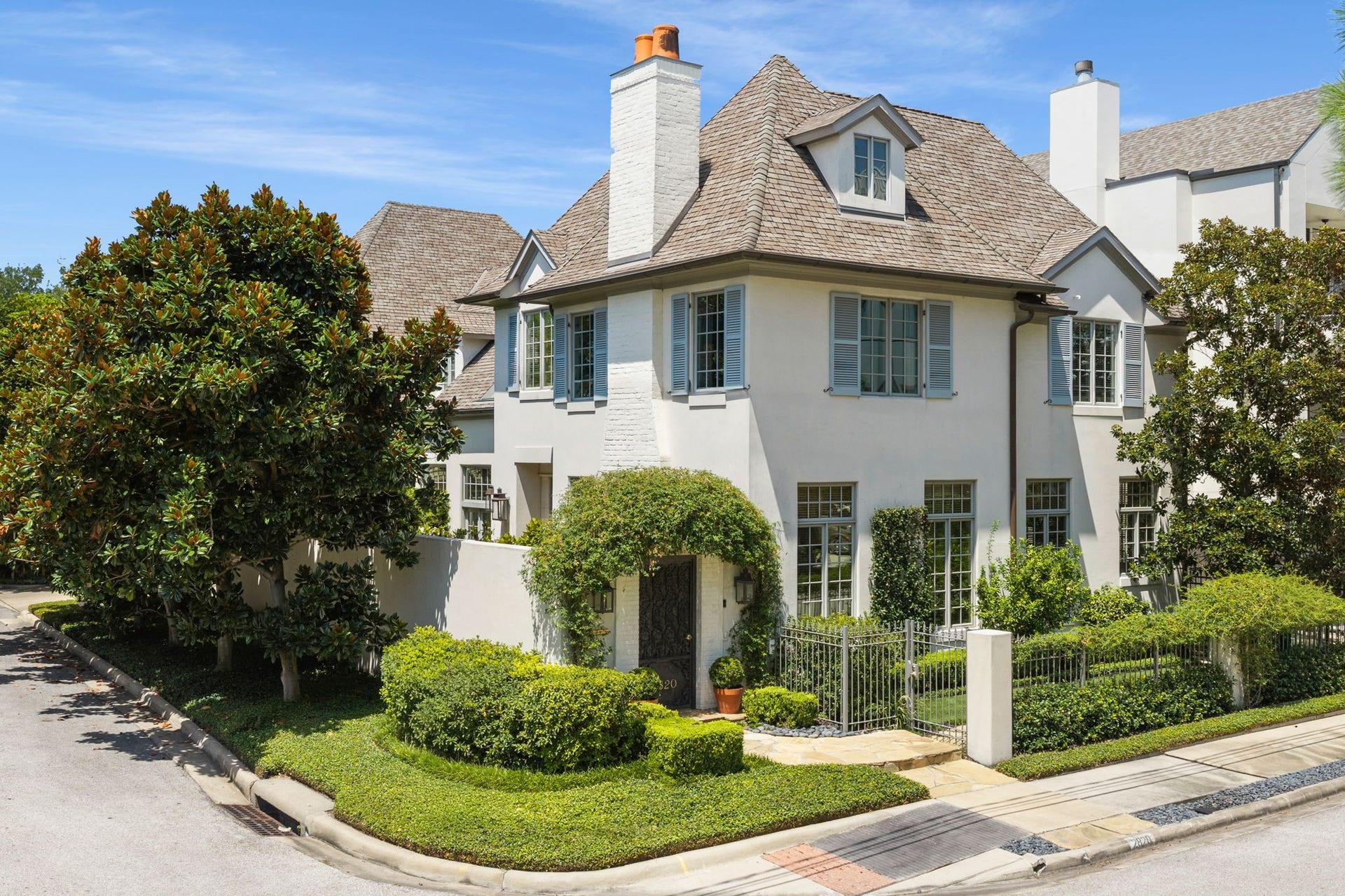 2820 Ferndale Street, Houston, TX 77098 Prime Upper Kirby Location & Single-Family Privacy: This Kurt Aichler landmark provides an exclusive sanctuary within one of Houston's most prestigious and walkable enclaves.