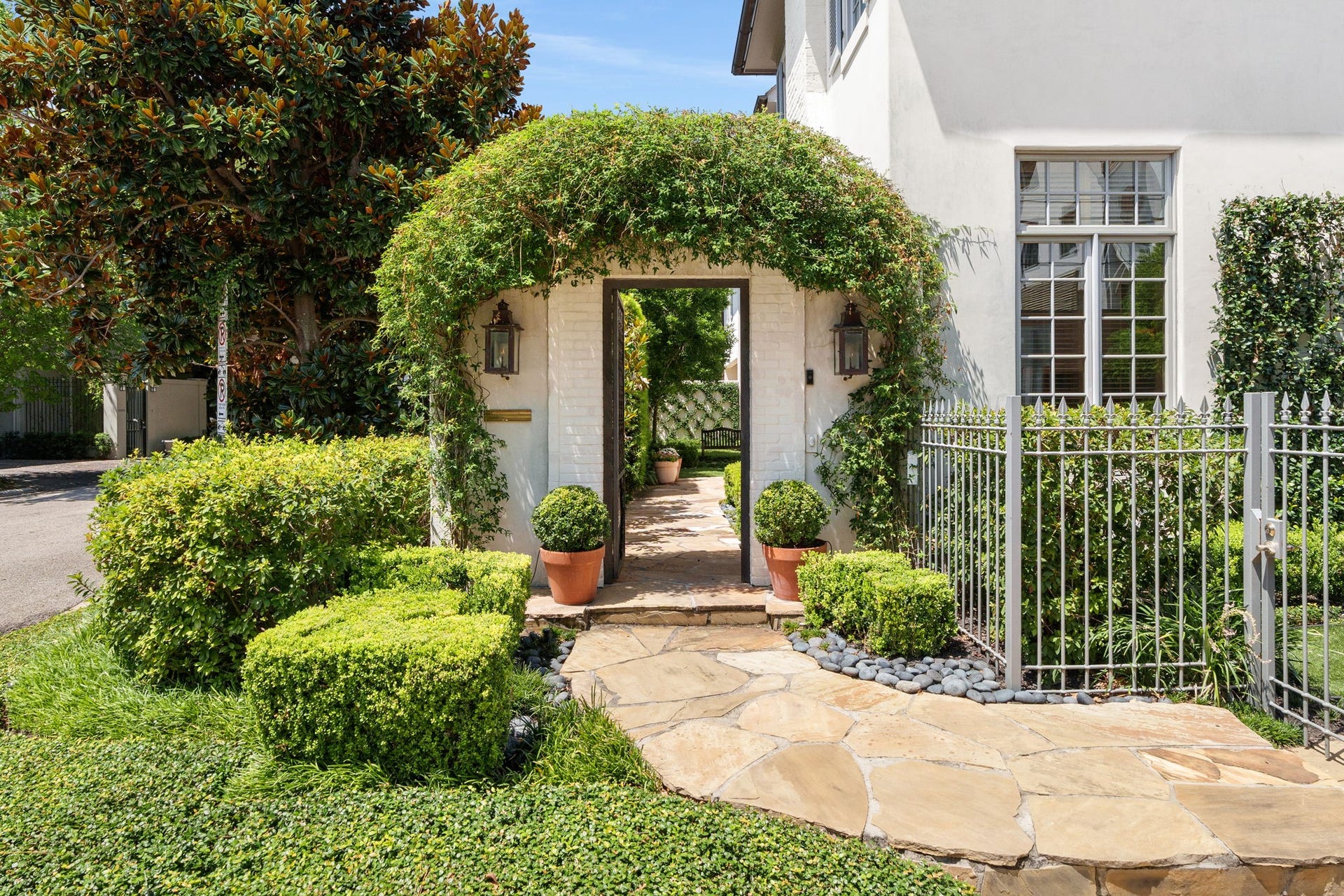 2820 Ferndale Street, Houston, TX 77098 Gated Front Entrance: A gated entrance opens into two private quiet courtyards before reaching the front entrance, establishing a secure yet welcoming threshold.