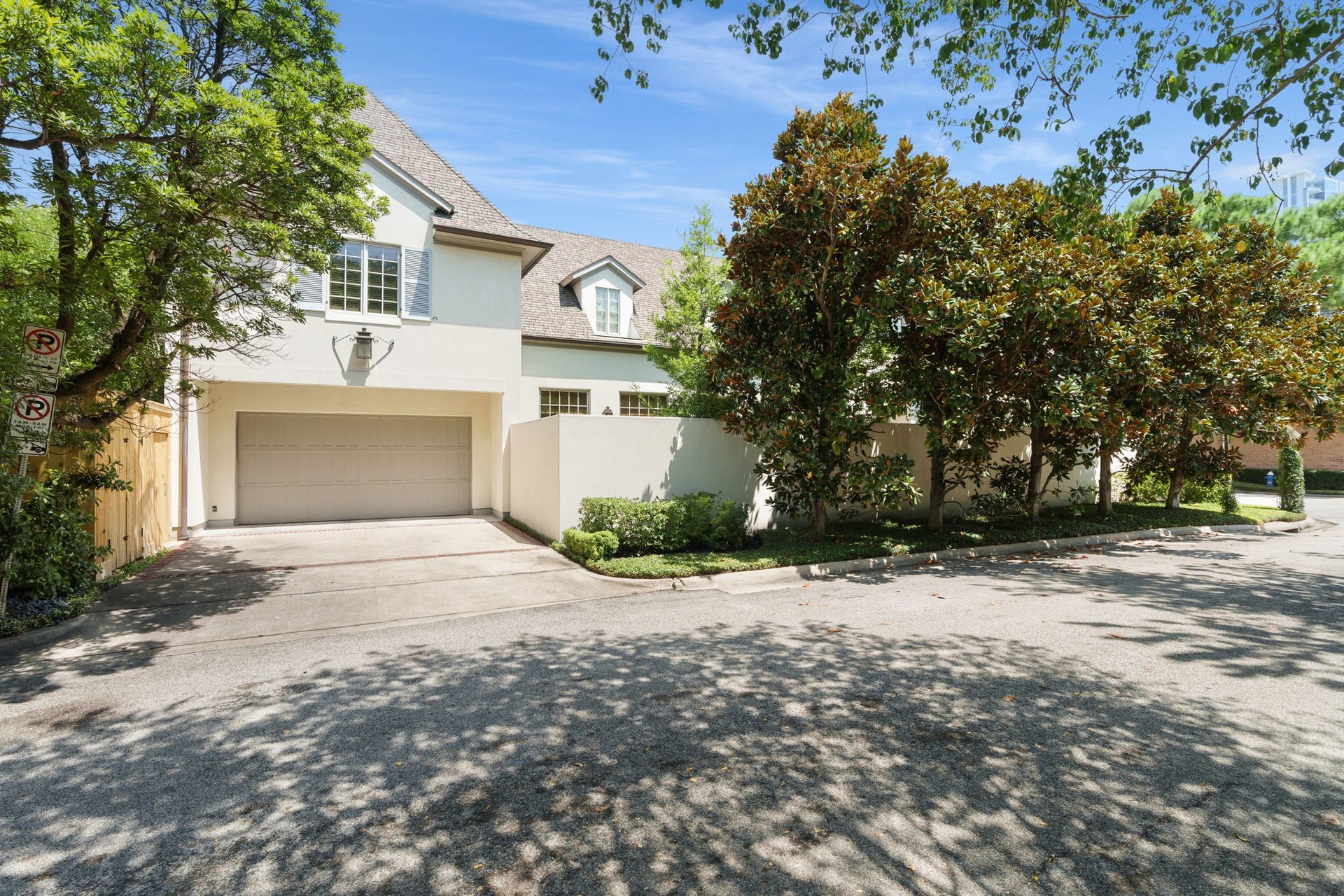 2820 Ferndale Street, Houston, TX 77098 An attached two-car garage provides private, direct entry into the residence. Finished with integrated security features, it allows for effortless lock-and-leave convenience.