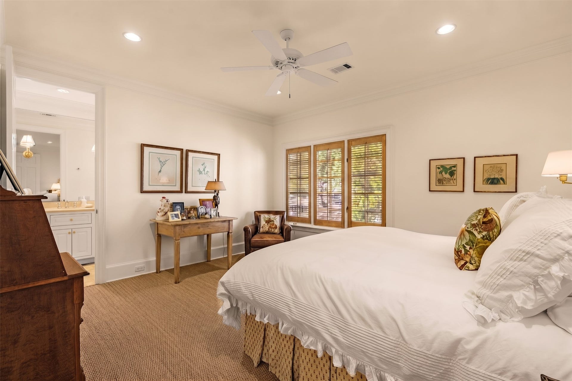 2820 Ferndale Street, Houston, TX 77098 Guest Suite #2: The second guest suite features sea grass flooring, a ceiling fan, and generous closet space. Functions as a guest room or secondary study.