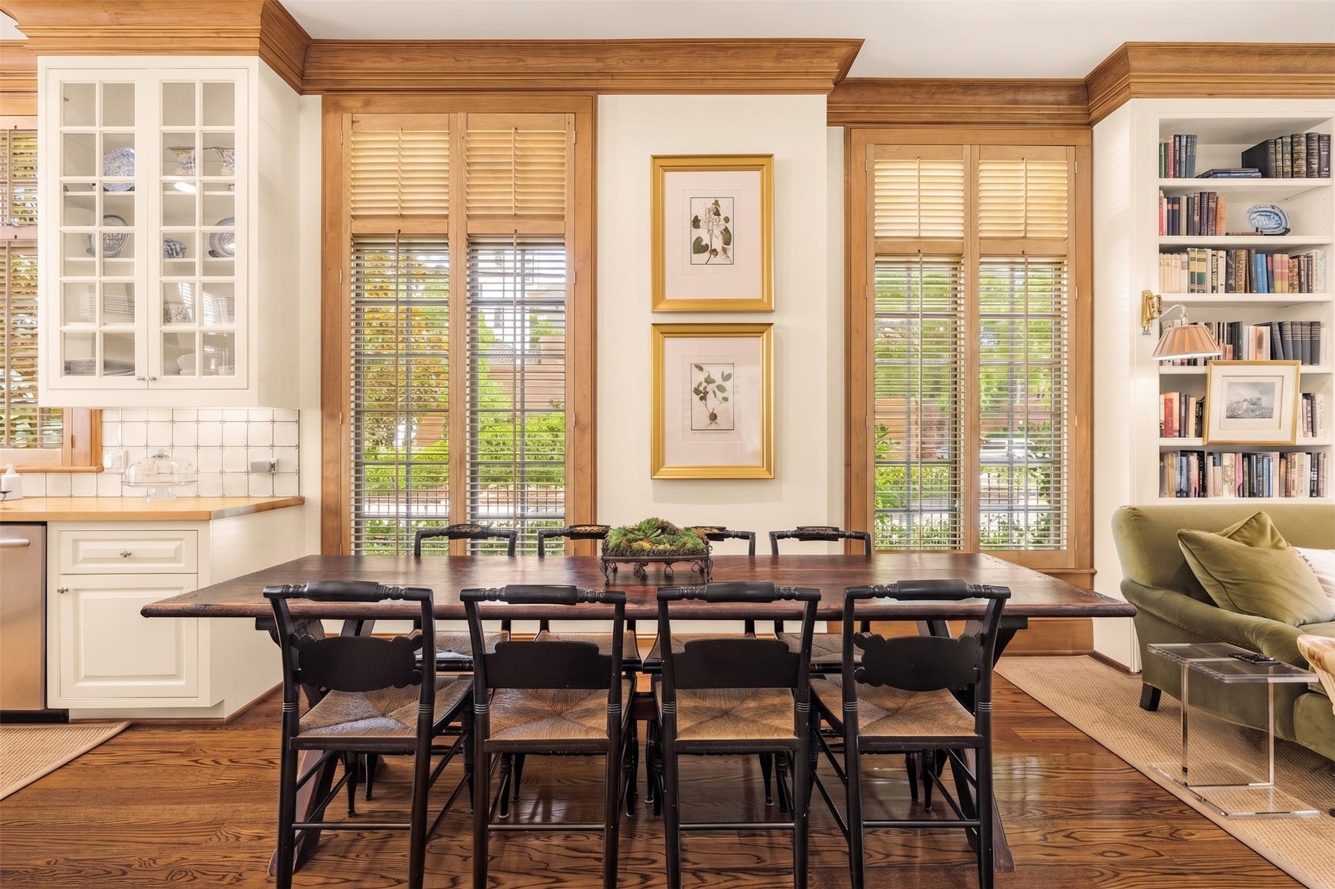 2820 Ferndale Street, Houston, TX 77098 Breakfast dining: Graced with generous proportions, it effortlessly accommodates everything from relaxed morning breakfasts to larger gatherings.