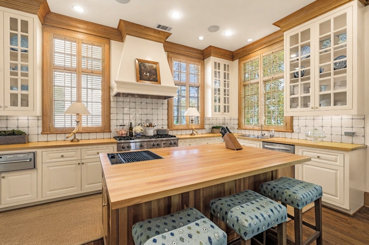 2820 Ferndale Street, Houston, TX 77098 Chefs Gourmet Kitchen: Equipped with a Viking 6-burner gas range with griddle, Viking warming oven, Jenn-Air double ovens, built-in Jenn=Air grill, GE Monogram refrigerator and KitchenAid Quiet Series dishwasher.