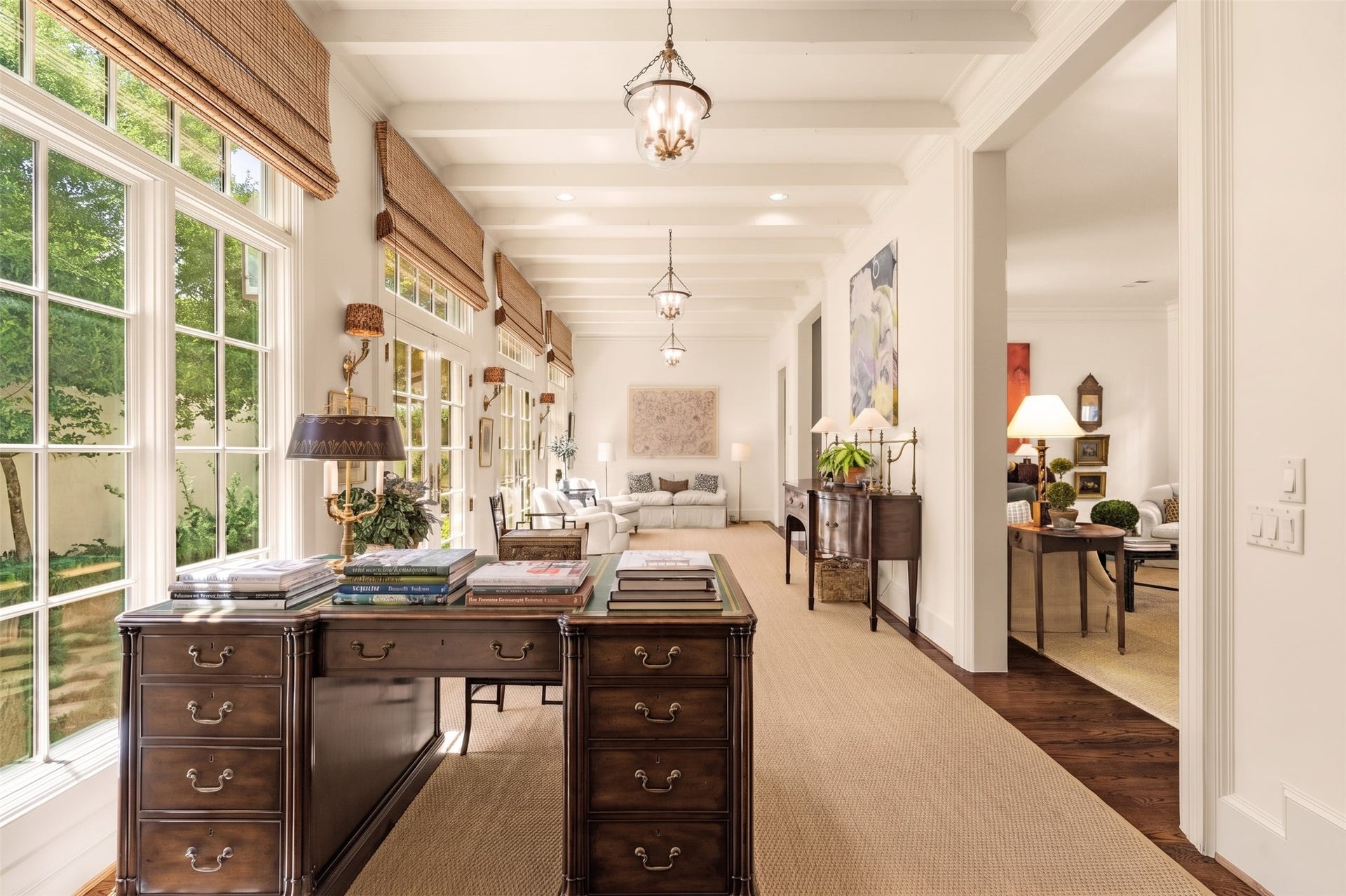 2820 Ferndale Street, Houston, TX 77098 Main Level Gallery: Gallery walls throughout the main level are designed to accommodate a fine art collection. Architectural trim and directional lighting enhance the gallery aesthetic.
