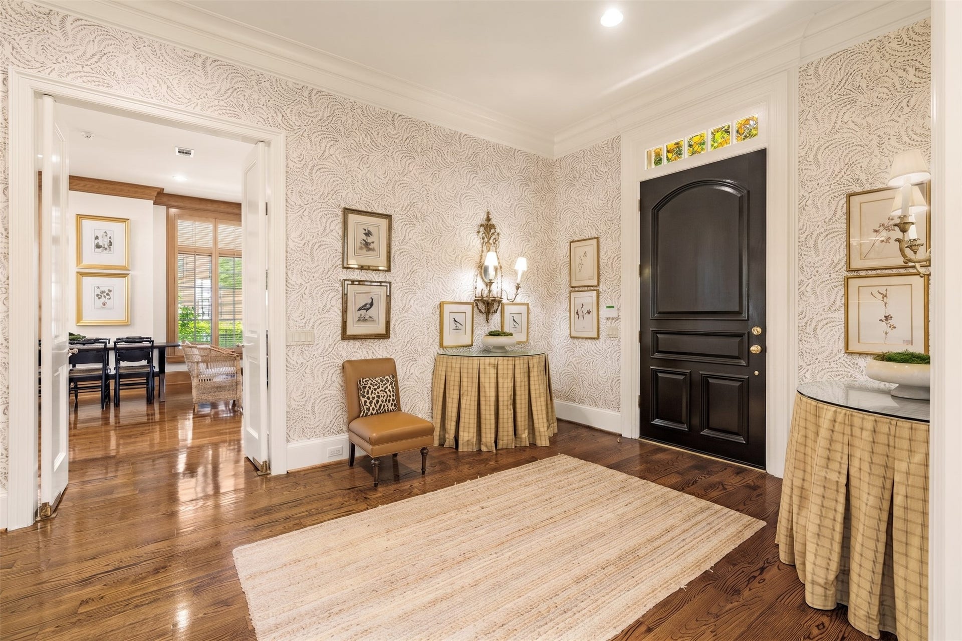 2820 Ferndale Street, Houston, TX 77098 Formal Entry Foyer: High ceilings, warm hardwood floors, and classical crown moldings sets a subdued, elegant tone for the rest of the home.