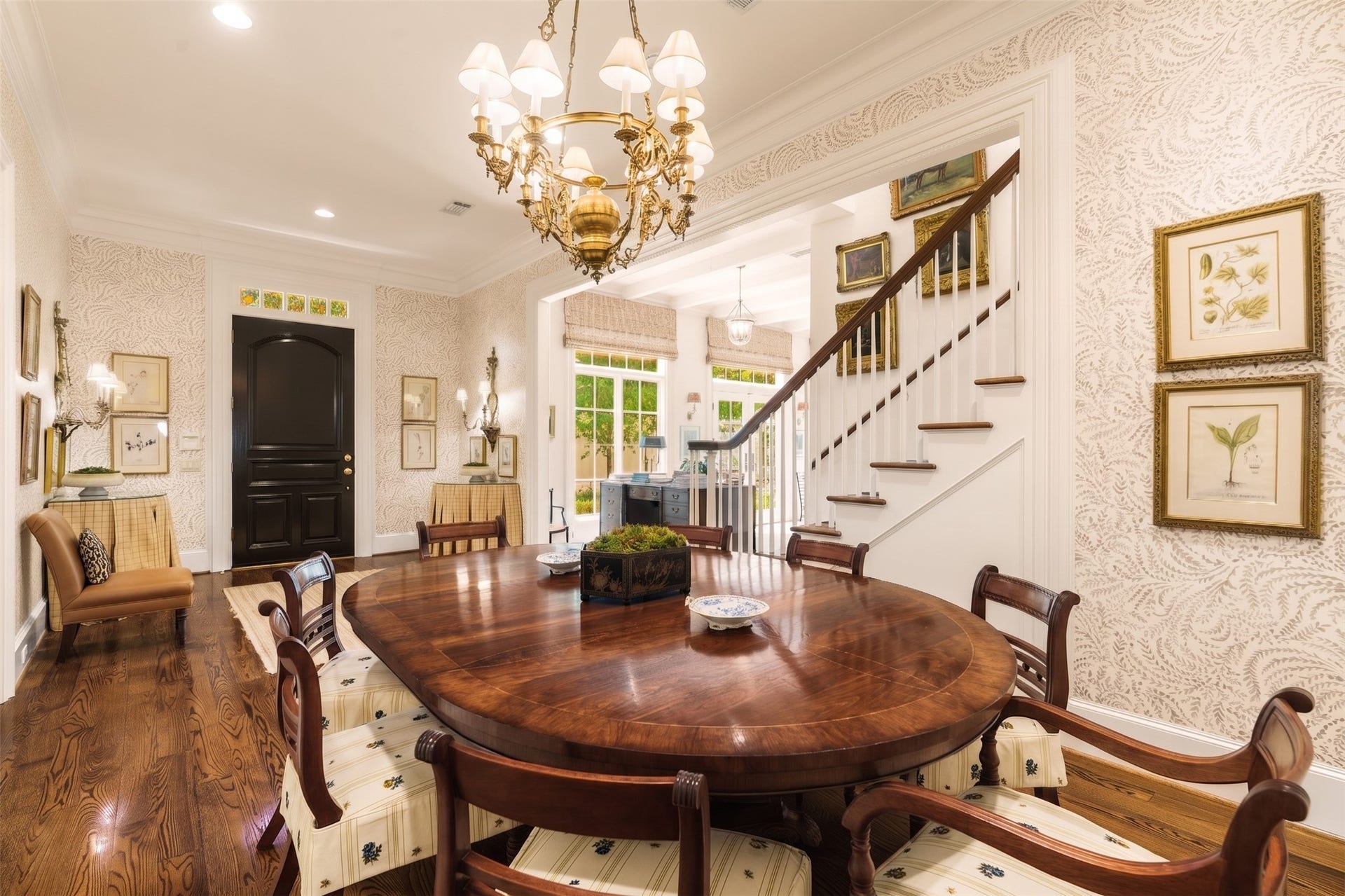 2820 Ferndale Street, Houston, TX 77098 Formal Dining Room: Detailed architectural trim and ceiling height create a dignified backdrop, easily accommodating larger dinner parties for formal occasions.