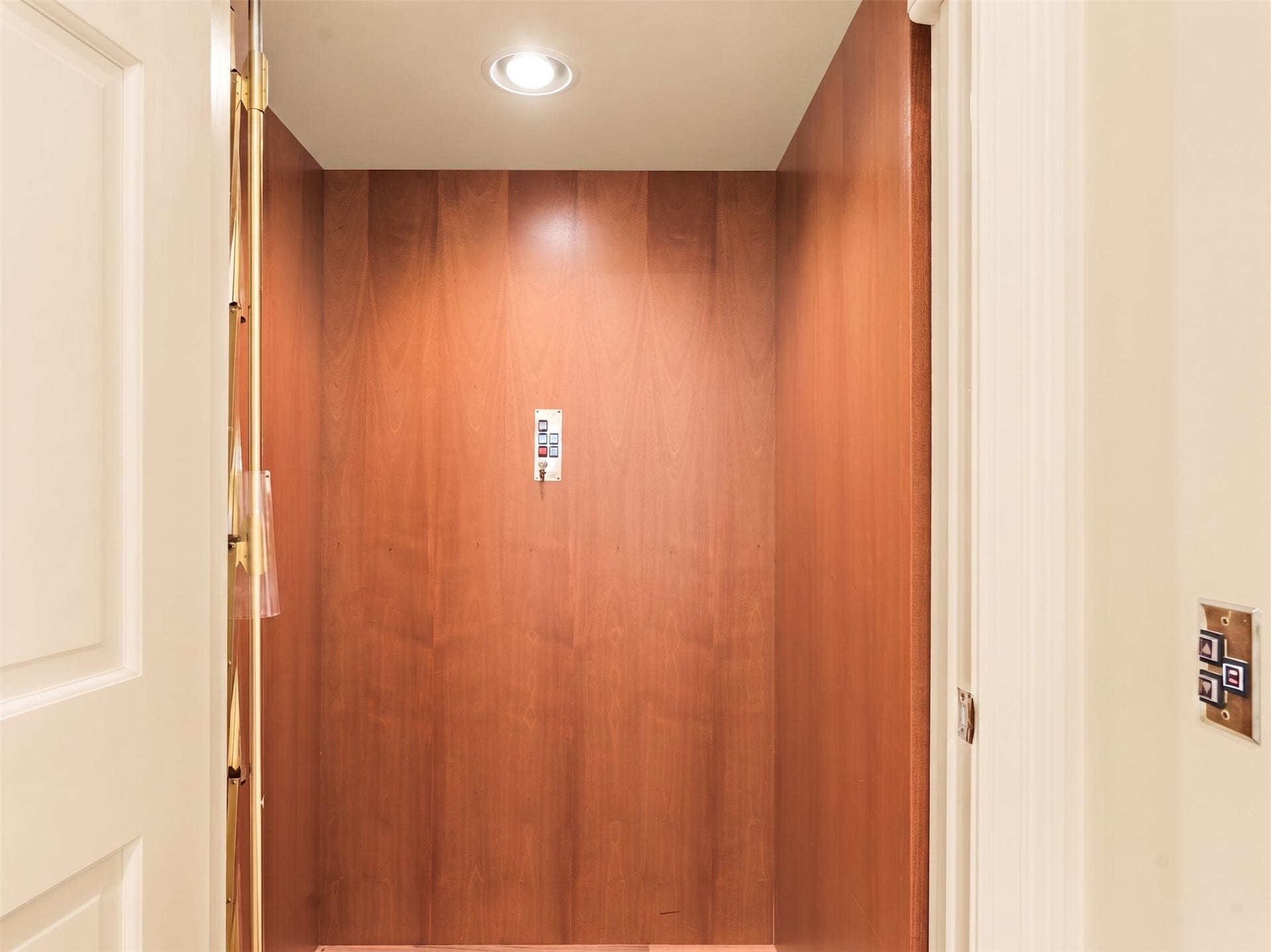 2820 Ferndale Street, Houston, TX 77098 Private Multi-Passenger Elevator: An elevator serves both levels, providing convenient access throughout the residence.