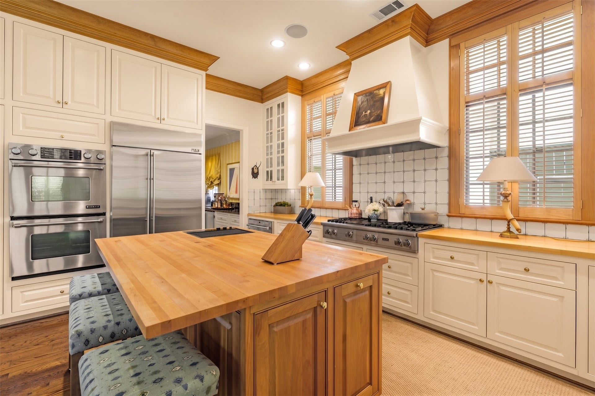 2820 Ferndale Street, Houston, TX 77098 Chefs Gourmet Kitchen: Grand windows fitted with plantation shutters allow for light and privacy control. The kitchen houses a Viking range with griddle, Viking warming oven, Jenn-Air double ovens, GE Monogram fridge, and KitchenAid dishwasher.
