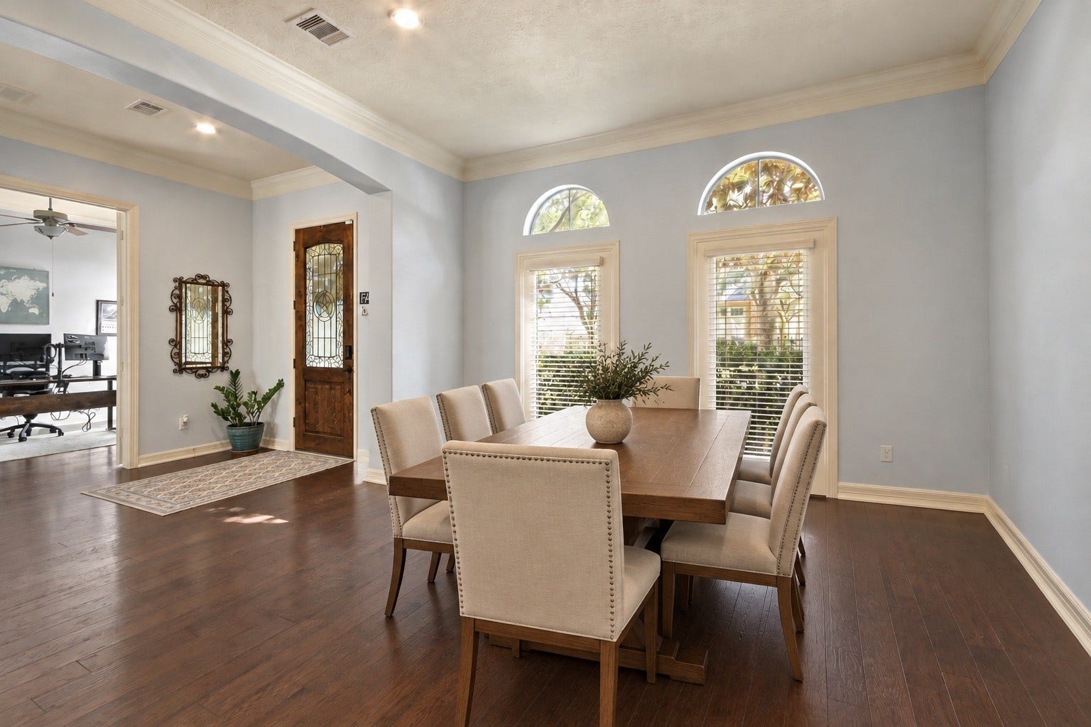 Formal elegant dinning room. Great for hosting and celebrating special occasions.