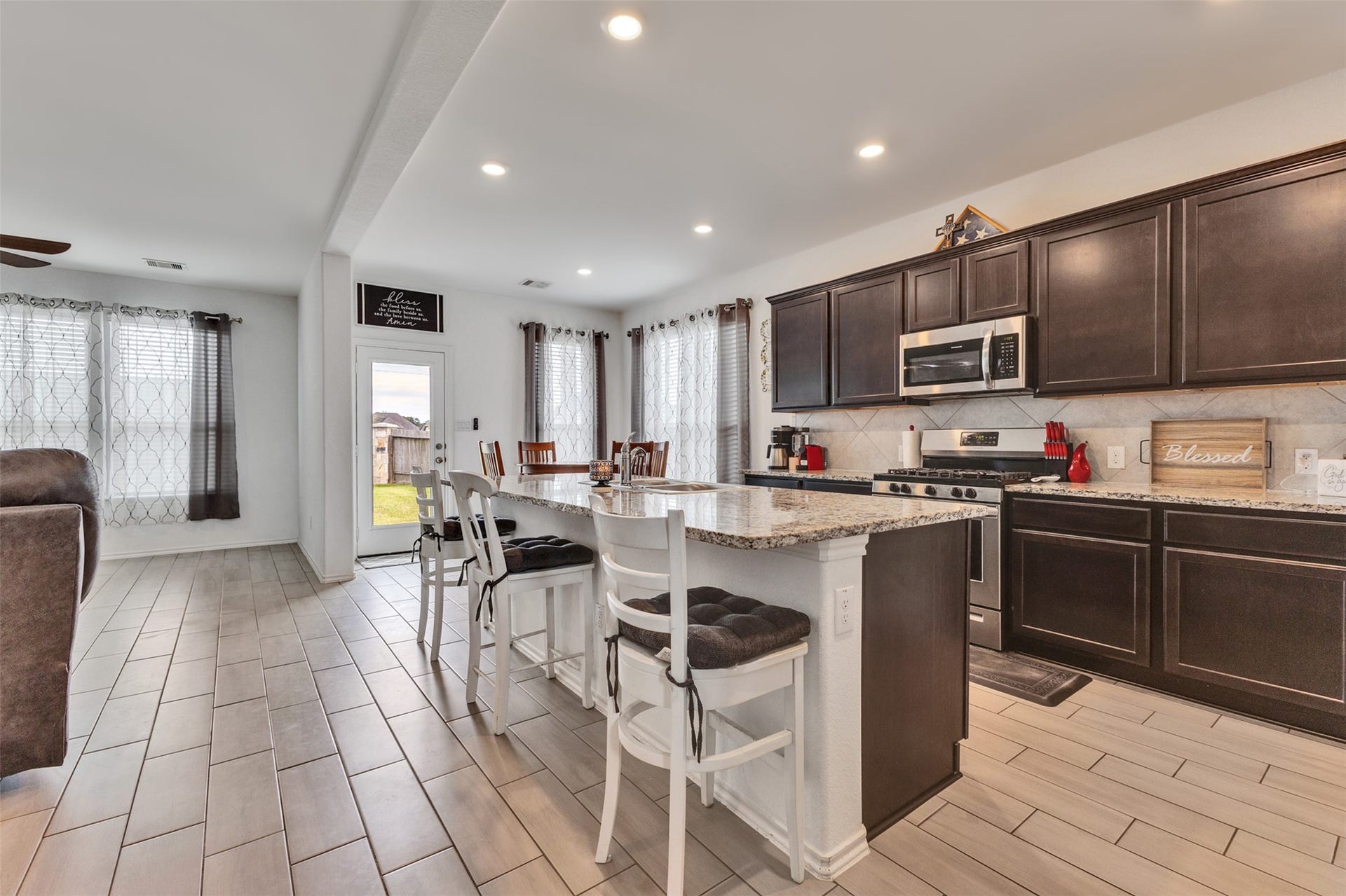 4341 Mocking Run Lane, Dickinson, TX 77539 This bright open kitchen features an island as spacious prep area, serving bar and adds extra seating for entertaining.