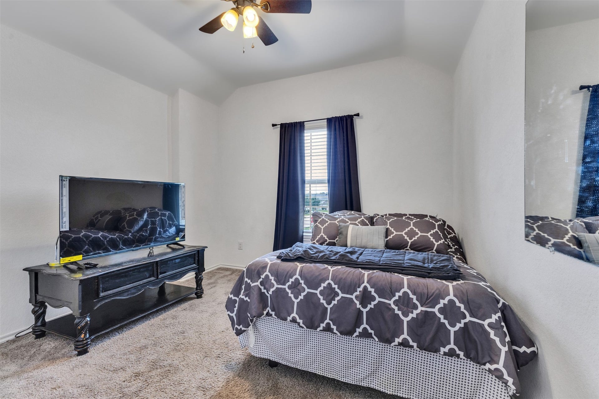 4341 Mocking Run Lane, Dickinson, TX 77539 All bedrooms are spacious.