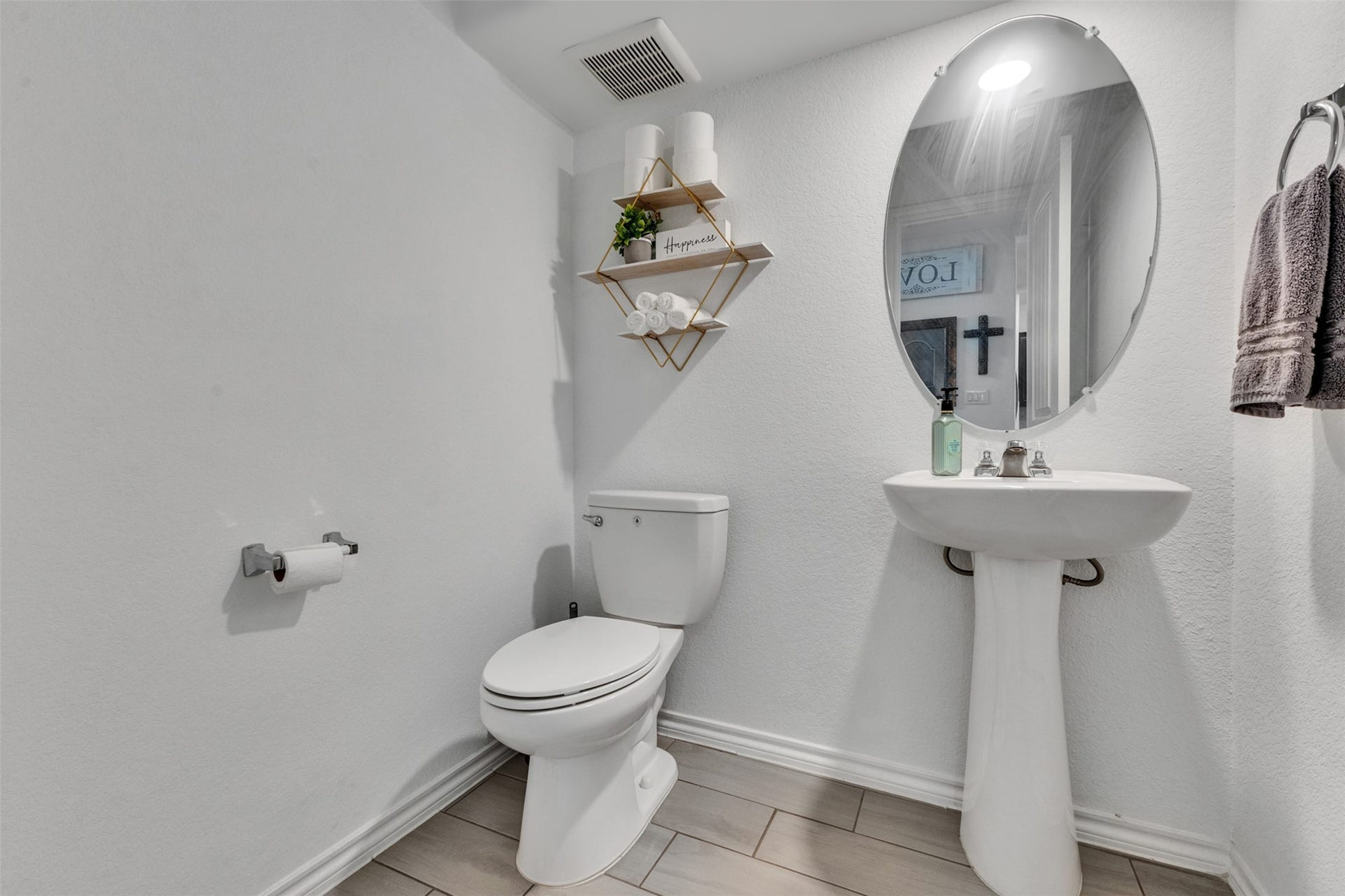 4341 Mocking Run Lane, Dickinson, TX 77539 First floor powder room!