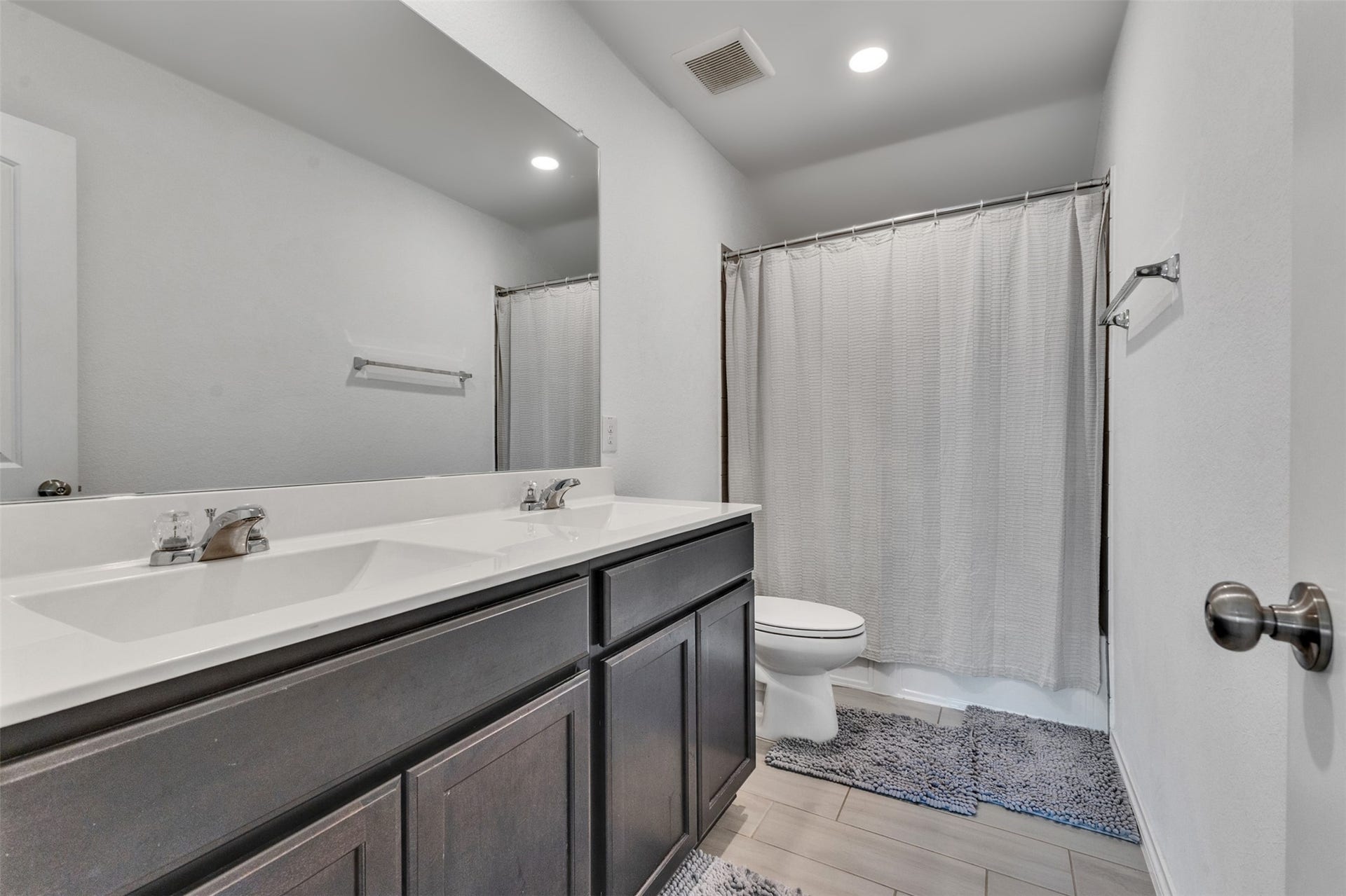 4341 Mocking Run Lane, Dickinson, TX 77539 Elegant vanity, with 2 sinks!