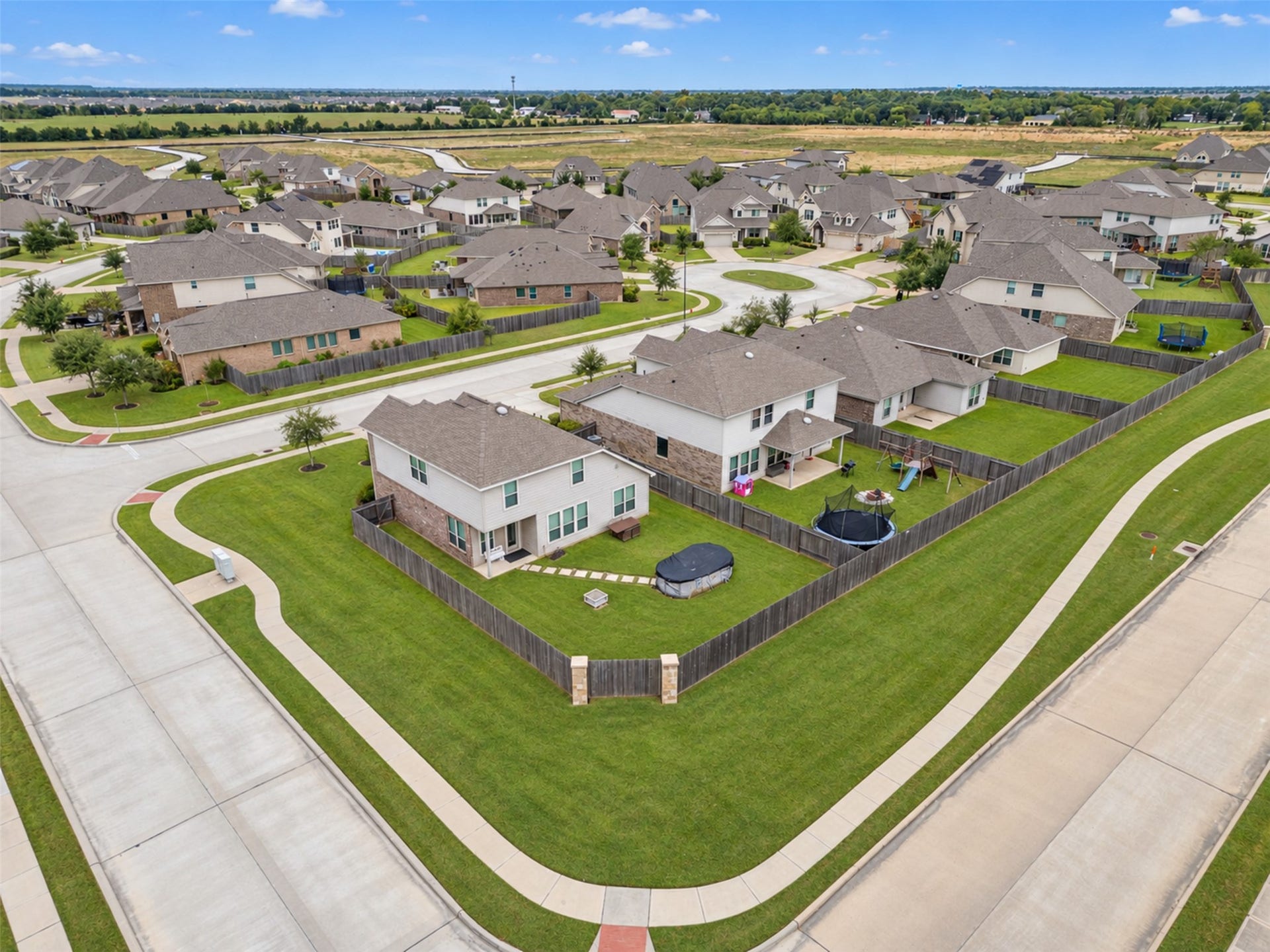 4341 Mocking Run Lane, Dickinson, TX 77539 The neighborhood offers pool and a splash pad.