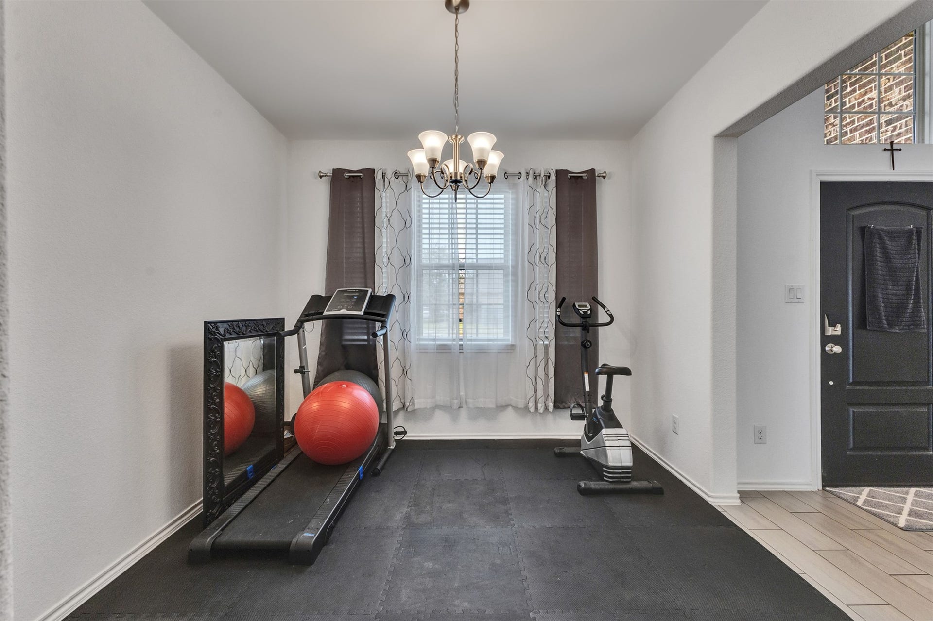 4341 Mocking Run Lane, Dickinson, TX 77539 Plenty of room in this space for fine dining right at home!