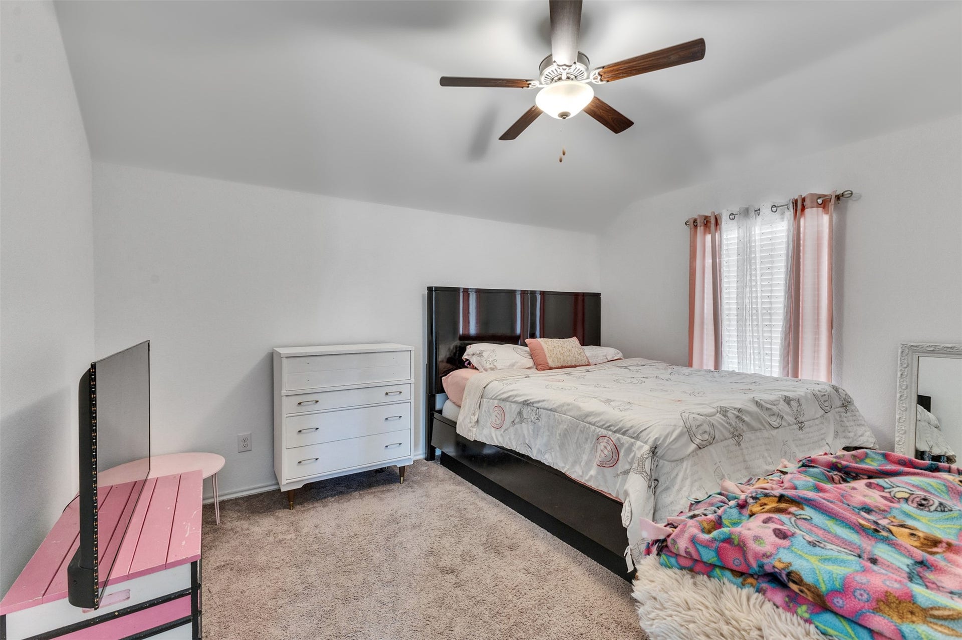 4341 Mocking Run Lane, Dickinson, TX 77539 This secondary bedroom is home to a king size bed!